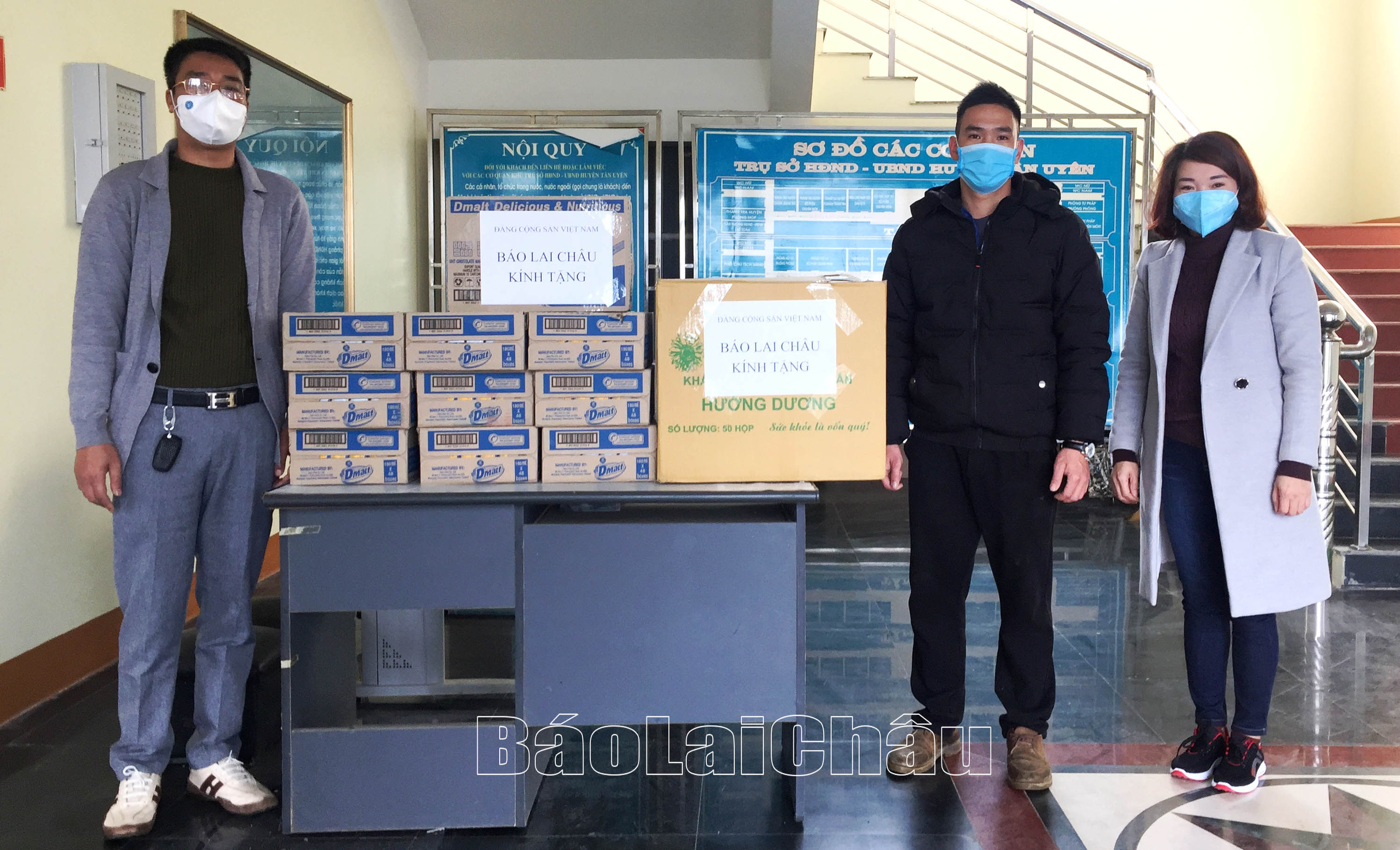 Phóng viên Báo Lai Châu tặng vật dụng phòng, chống dịch Covid - 19 cho xã Mường Khoa, huyện Tân Uyên.
