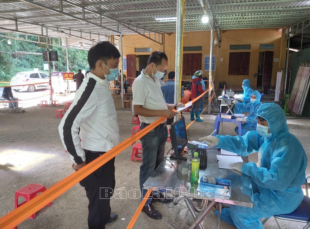 Người dân khai báo y tế tại Chốt kiểm dịch Covid-19 số 1 : tại Ngã Ba liên ngành, xã Sơn Bình , huyện Tam Đường 
