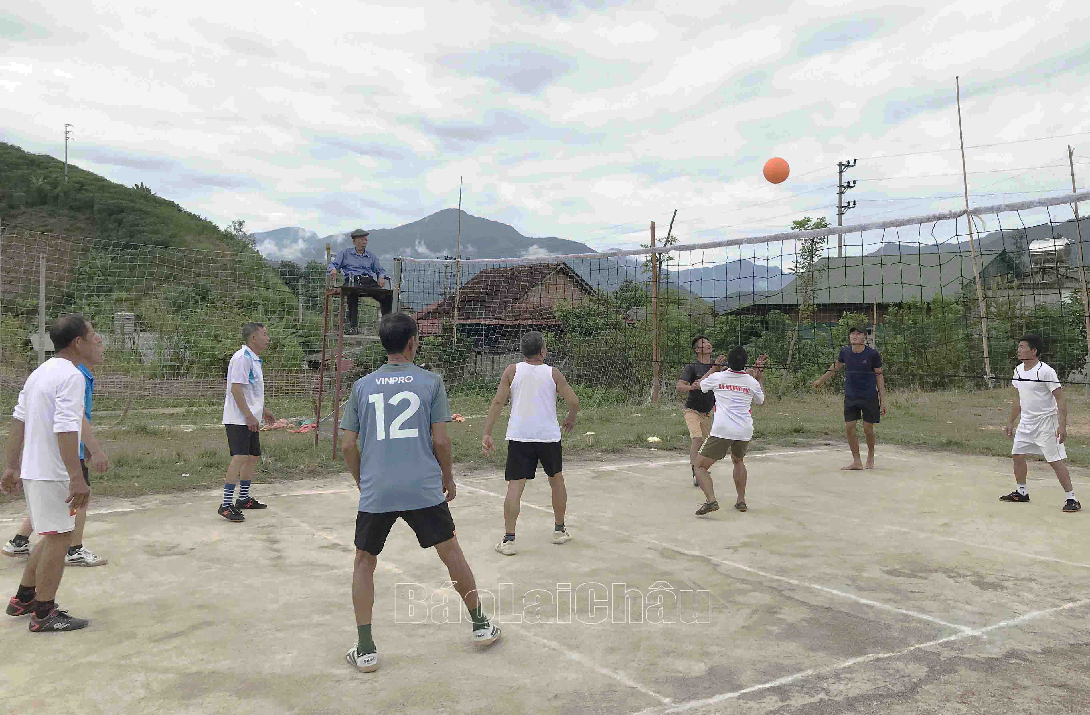 Người dân xã Mường Mô (huyện Nậm Nhùn) tham gia các phong trào văn hóa, thể dục thể thao của địa phương. Ảnh tư liệu