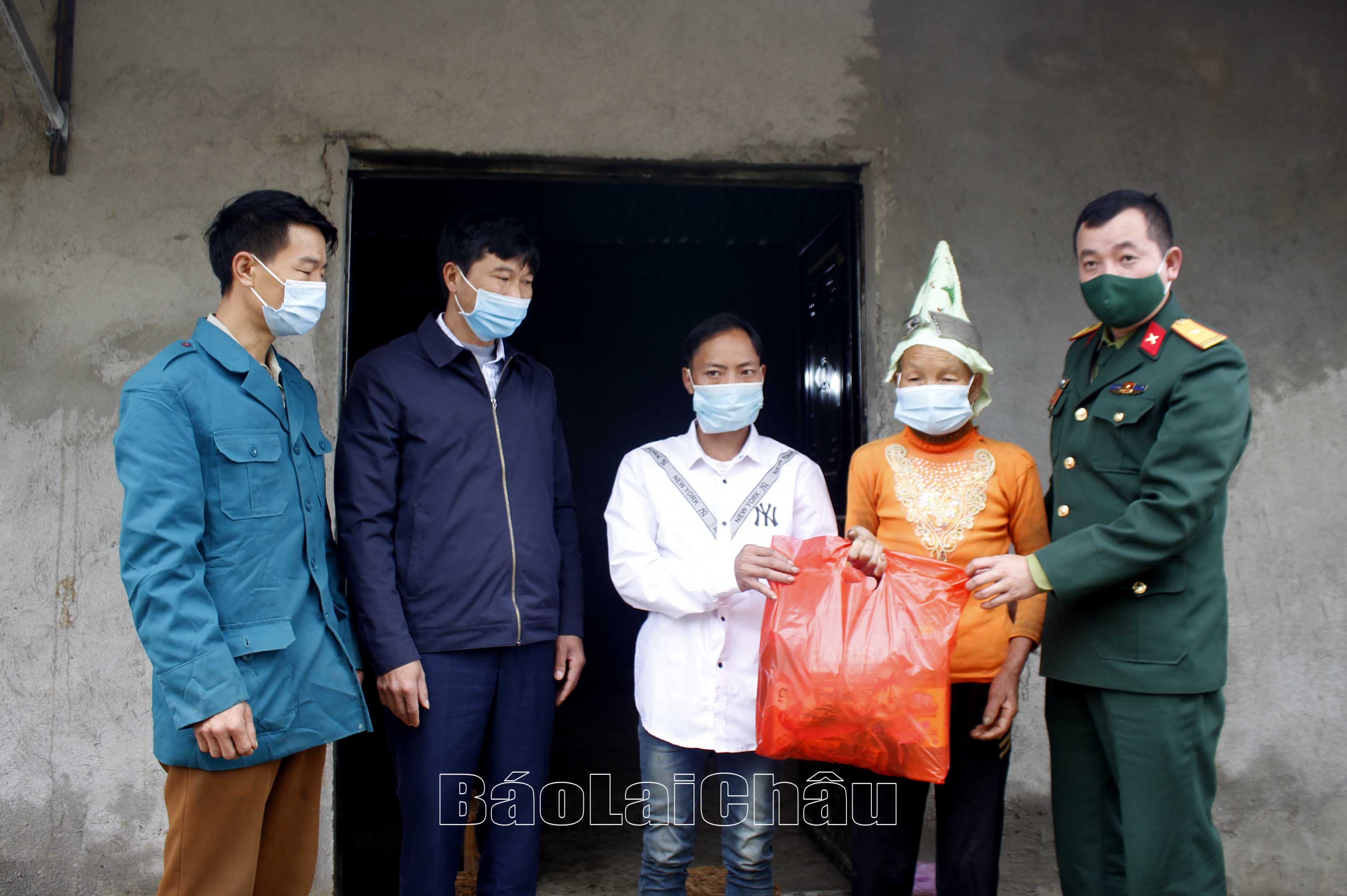 Cán bộ đội SX&XDCSCT số 1 – Đoàn 356 tặng quà cho gia đình chính sách ở xã Vàng Ma Chải (huyện Phong Thổ). 