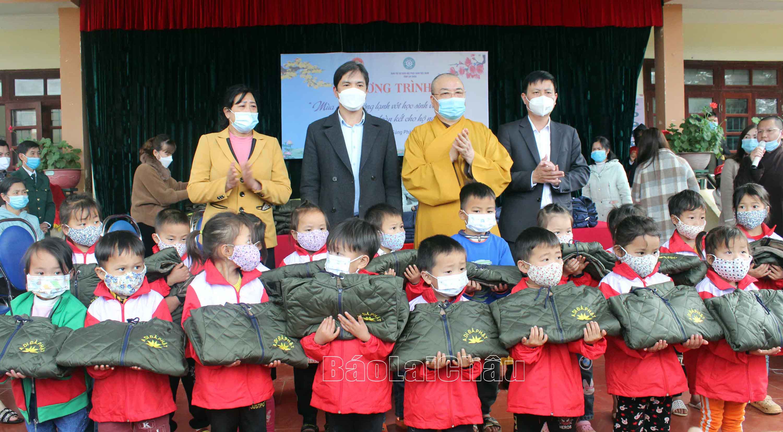 Đại diện lãnh đạo Ủy ban MTTQ tỉnh, thành phố Lai Châu, Ban trị sự Giáo hội phật giáo Việt Nam tỉnh trao áo ấm cho học sinh mầm non xã Sùng Phài.