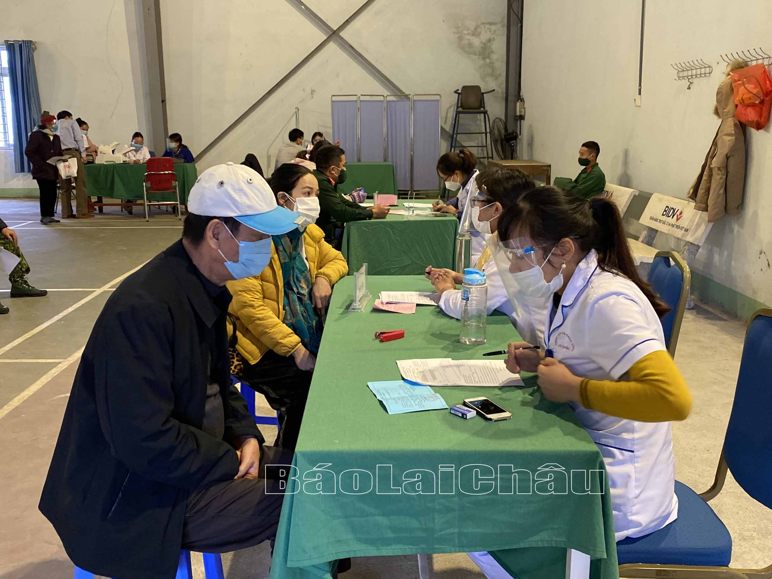 Người dân được các y, bác sỹ Bệnh viện Đa khoa tỉnh khám sàng lọc trước khi tiêm vắc xin phòng Covid-19. Ảnh: Hương Ly