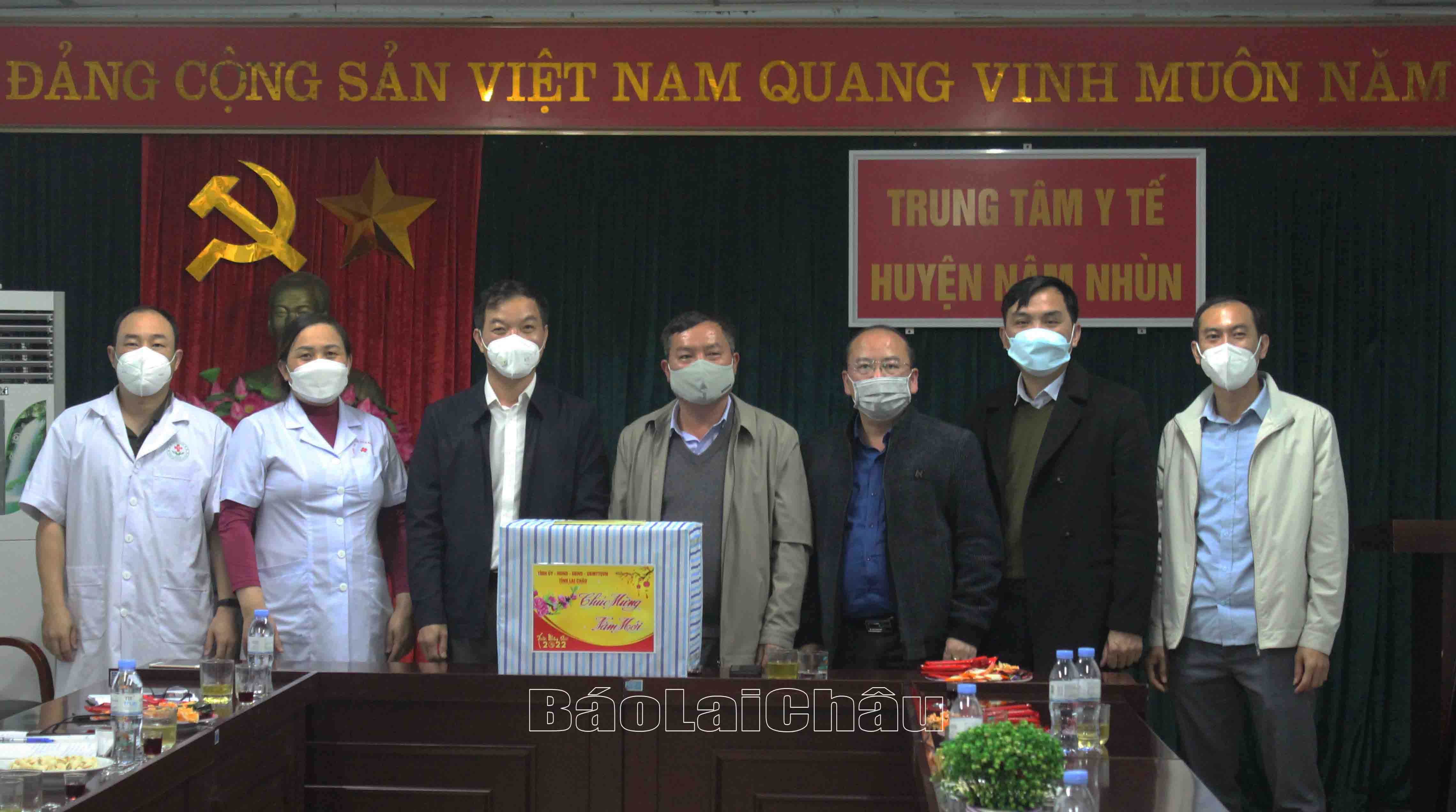 Đồng chí Giàng A Tính – Ủy viên Ban Thường vụ Tỉnh ủy, Phó Chủ tịch UBND tỉnh cùng Đoàn công tác tặng quà Trung tâm Y tế huyện Nậm Nhùn.