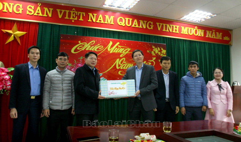 Đoàn công tác tặng quà Công ty Cổ phần Cao su Lai Châu.