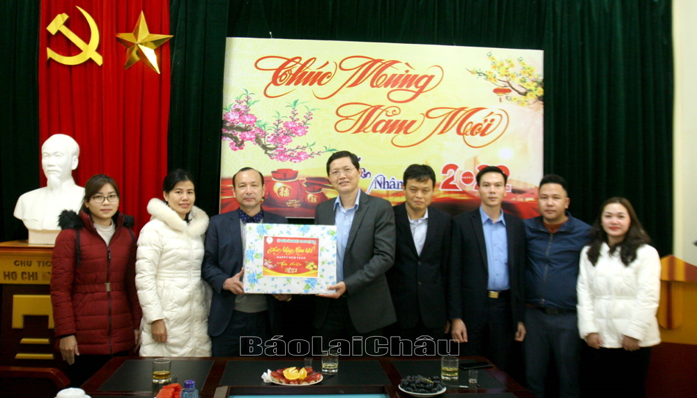Đoàn công tác tặng quà Công ty Cổ phần Cao su Lai Châu II.