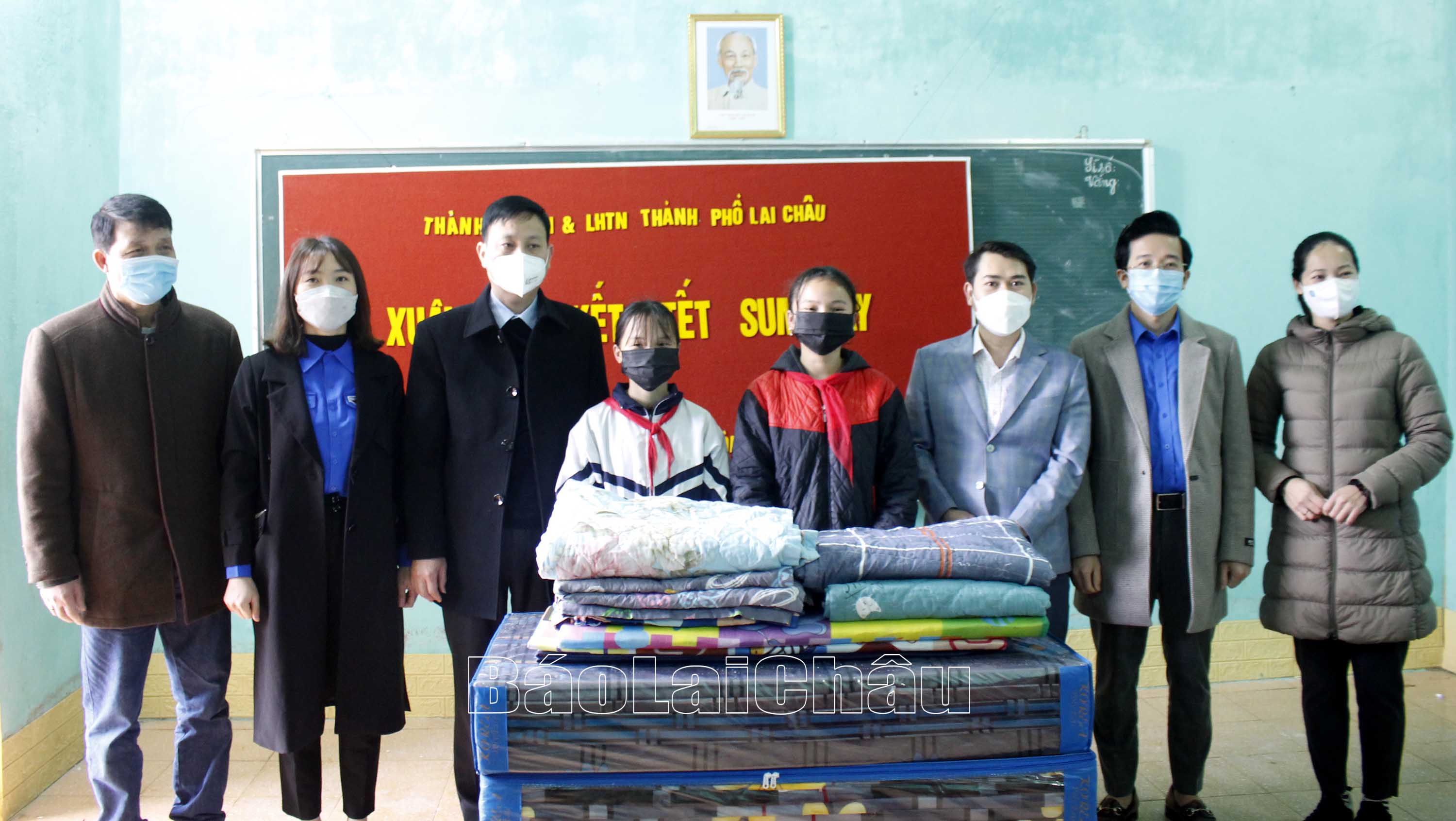 Lãnh đạo Tỉnh đoàn, UBND thành phố, Thành đoàn cùng đại diện Công ty TNHH Cargill Việt Nam tại Hà Nam trao quà cho học sinh bán trú trường THCS Sùng Phài. 