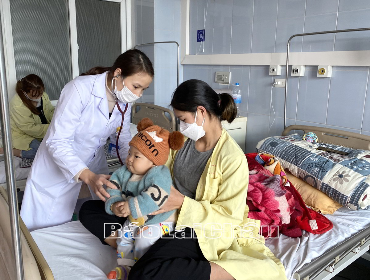 Các bác sỹ Khoa nhi – Bệnh viện Đa khoa tỉnh thăm khám cho bệnh nhân