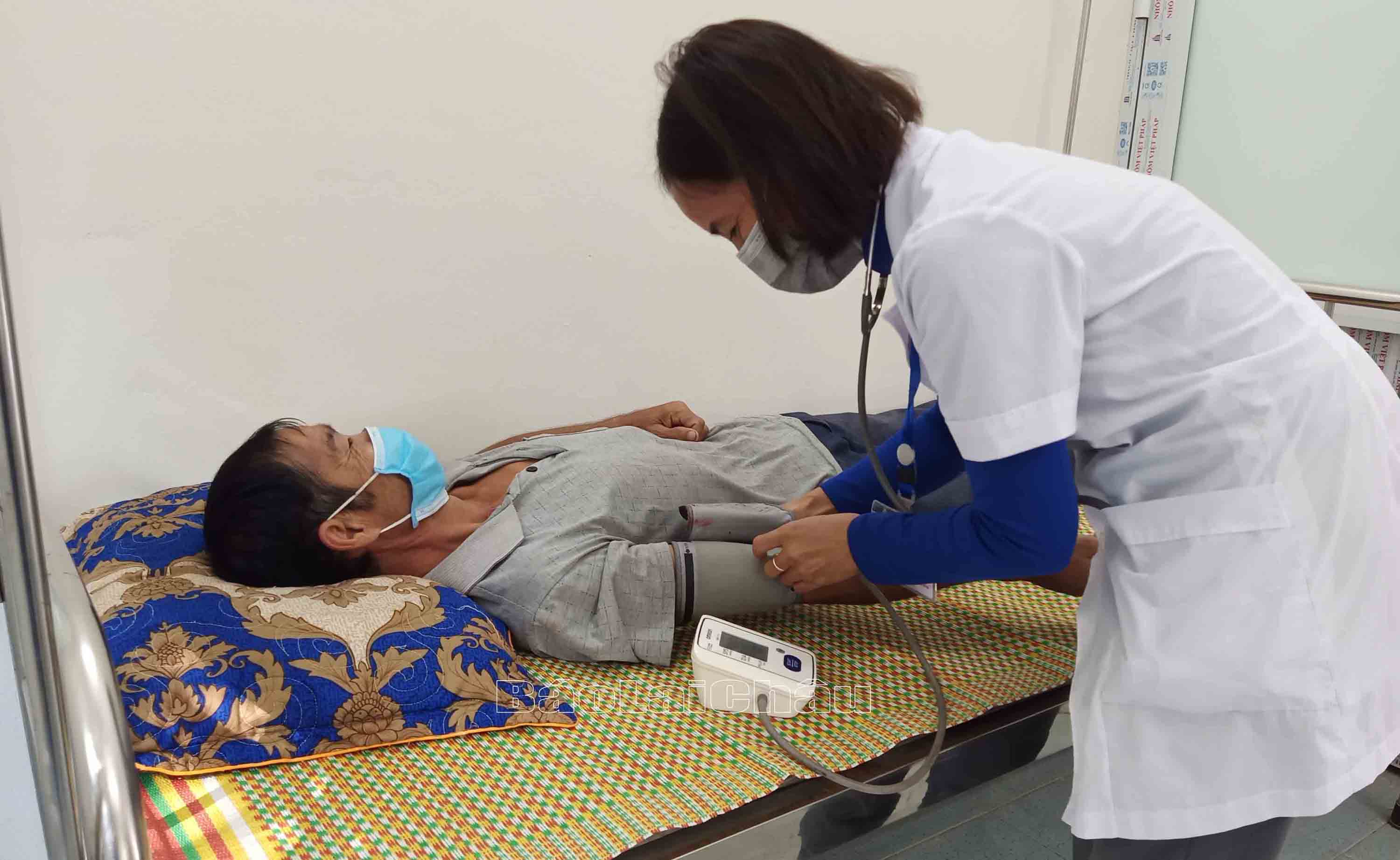 Cán bộ Trạm Y tế xã Trung Đồng khám sức khỏe cho bệnh nhân.