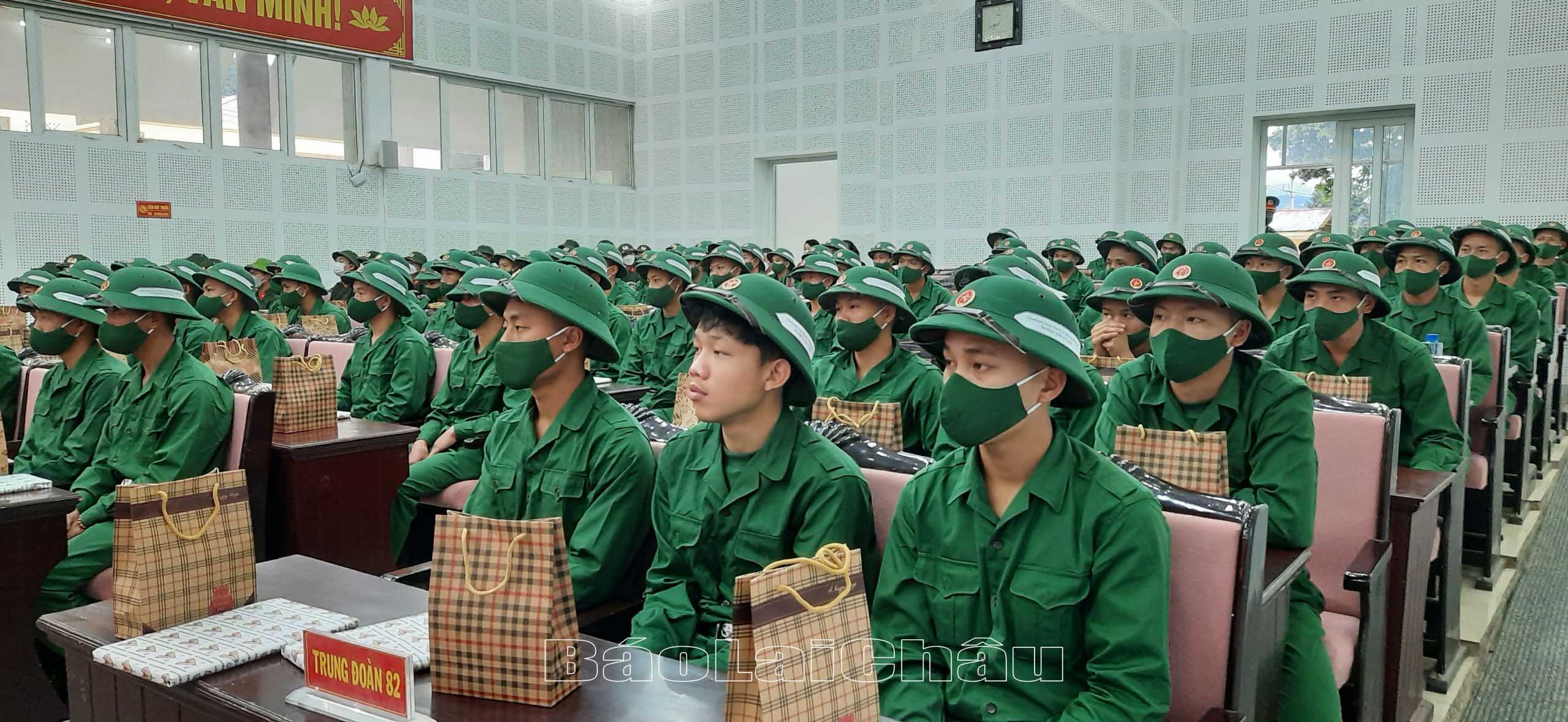 Tân binh huyện Mường Tè sẵn sàng lên đường nhận nhiệm vụ bảo vệ Tổ quốc.