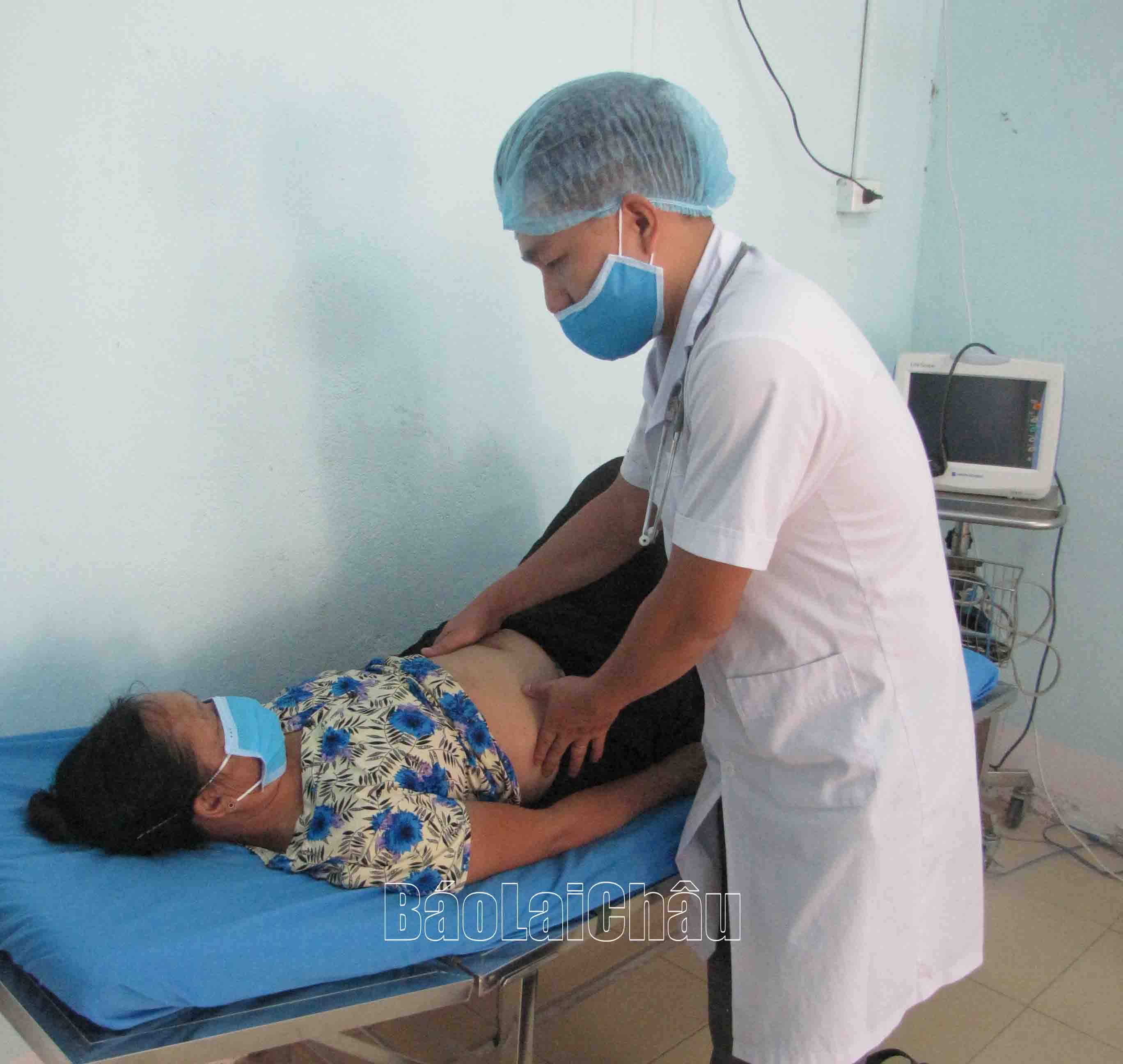 Cán bộ Trung tâm Y tế huyện Nậm Nhùn chăm sóc sức khỏa cho Nhân dân.
