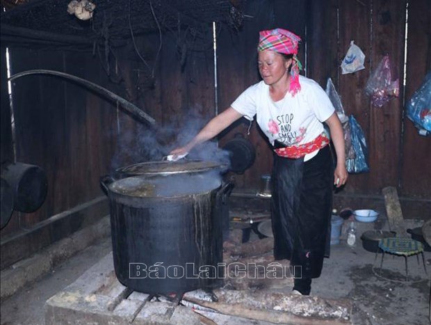 Chị Sình Thị Cài người dân xã Sà Dề Phìn, huyện Sìn Hồ vẫn duy trì nghề nấu rượu ngô truyền thống