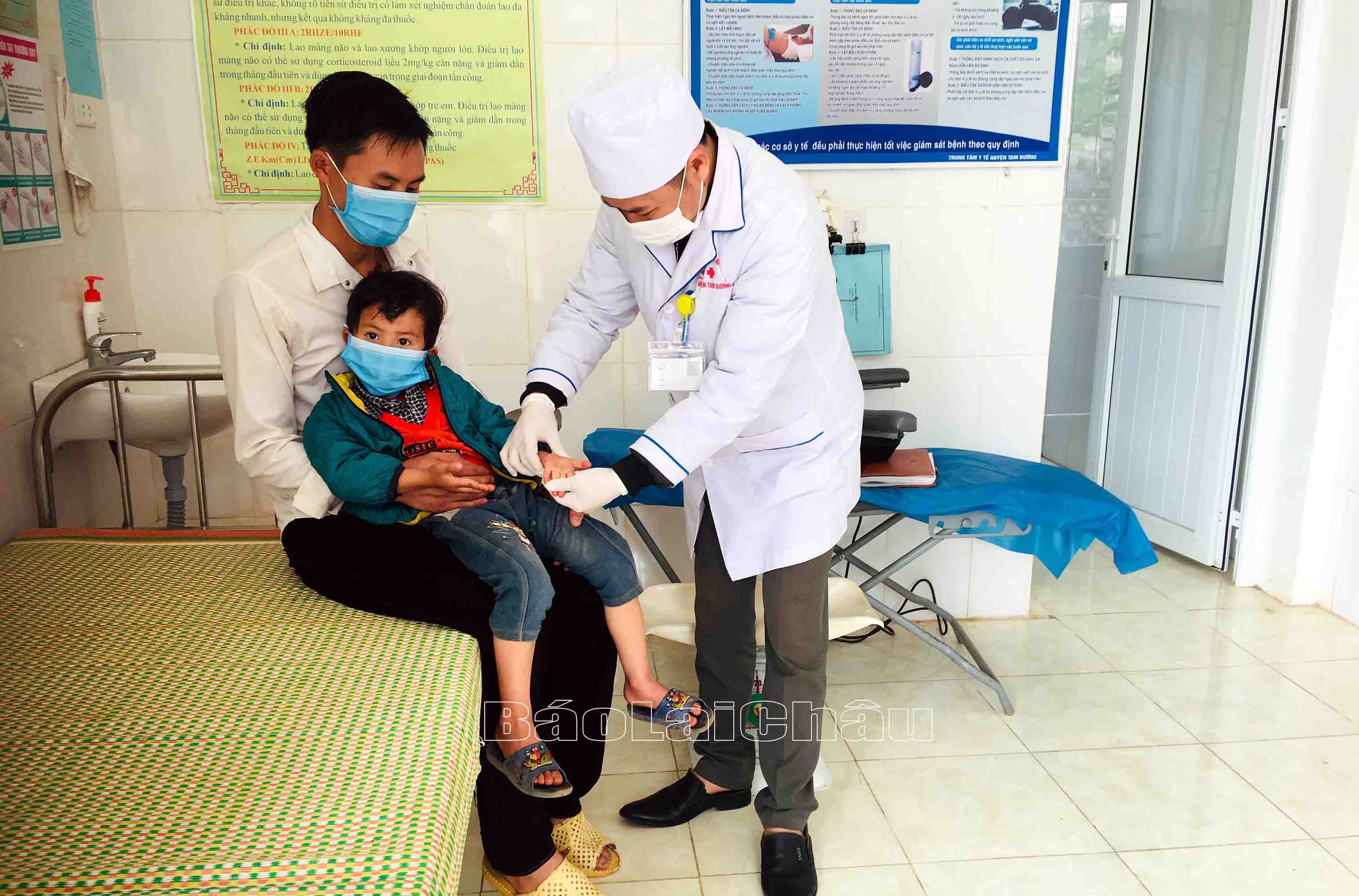 Cán bộ Trạm Y tế xã Tả Lèng (huyện Tam Đường) khám bệnh tay, chân, miệng cho trẻ em.