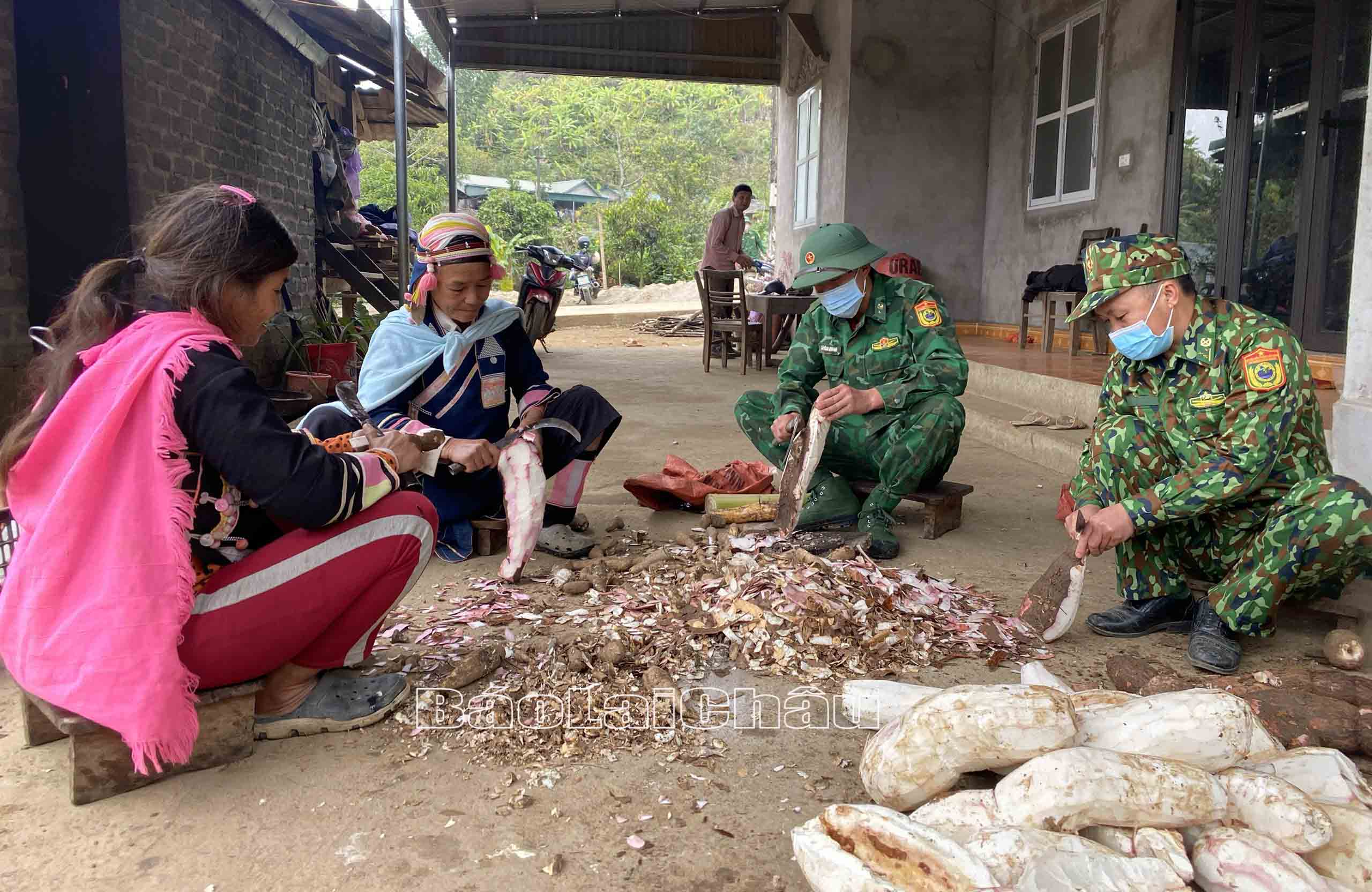 Cán bộ, chiến sỹ Đồn Biên phòng Huổi Luông giúp bà con bản Can Thàng thu hoạch, chế biến nông sản.