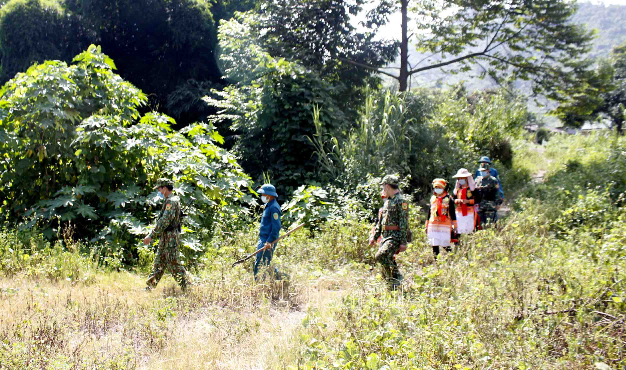 Nhân dân xã Ma Li Pho (huyện Phong Thổ) cùng cán bộ, chiến sĩ Đồn Biên phòng cửa khẩu Ma Lù Thàng tuần tra biên giới. 