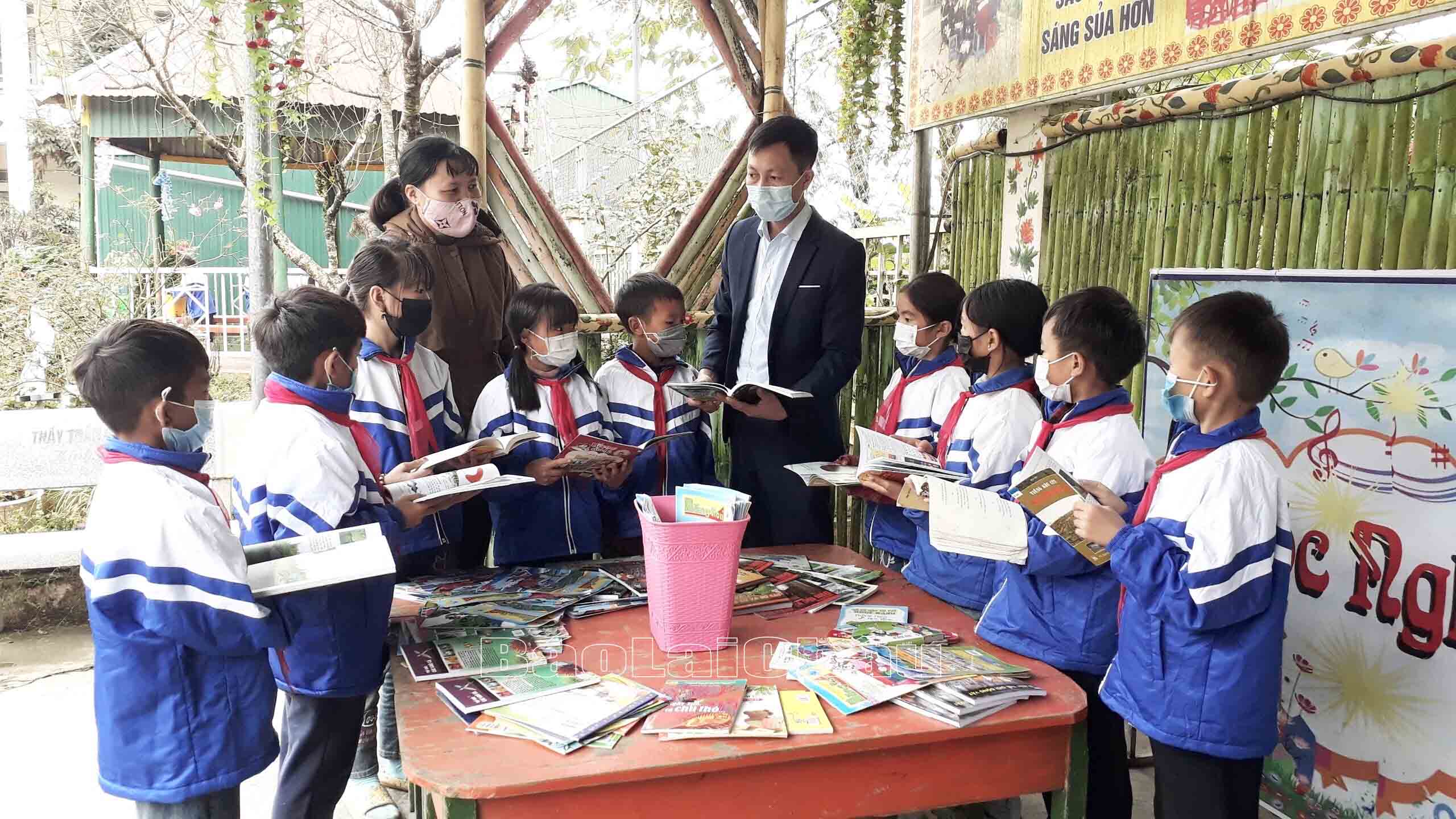 Học sinh Trường Phổ thông Dân tộc bán trú Tiểu học Dào San đọc sách nhằm nâng cao kiến thức, kỹ năng, phát triển tư duy, giáo dục và rèn luyện nhân cách con người. Ảnh: Bình Minh