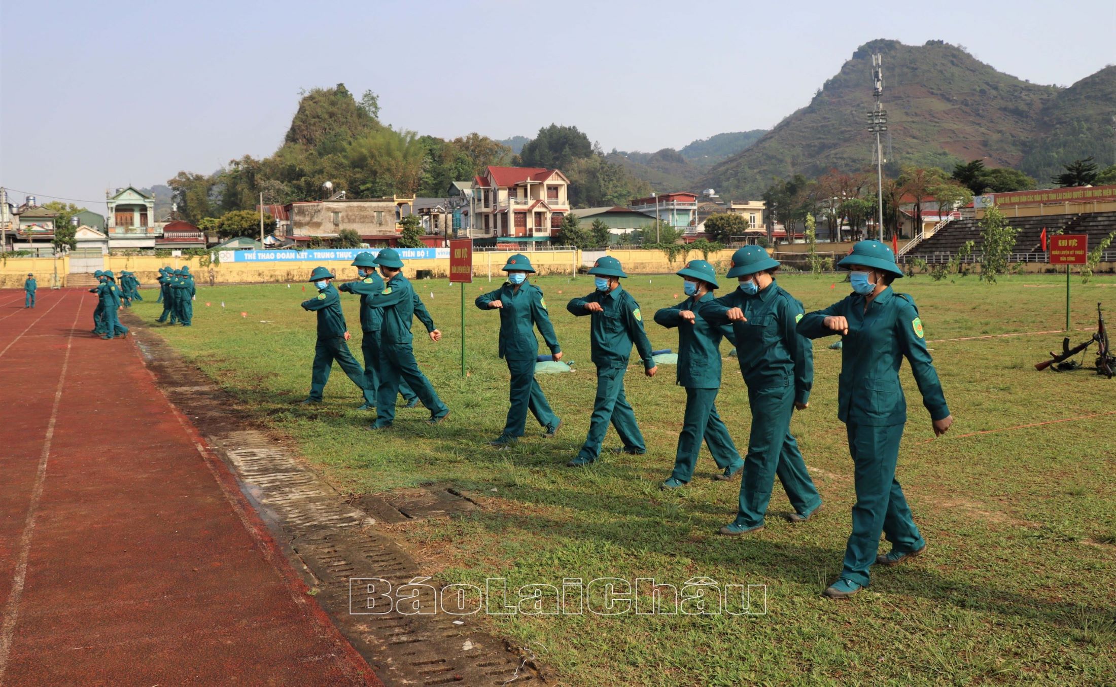 .... và tập đội hình đội ngũ.