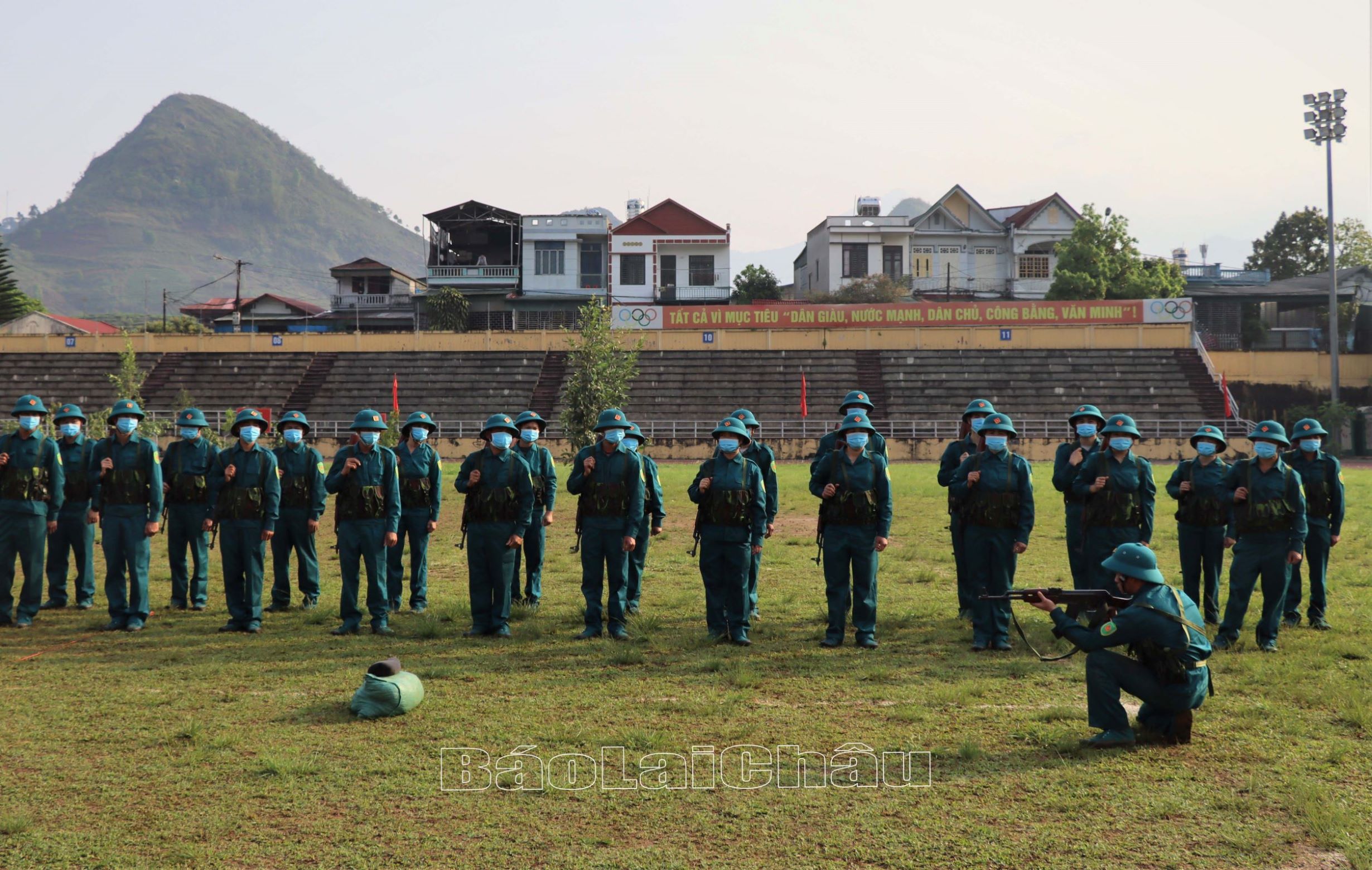 Huấn luyện bắn súng AK.