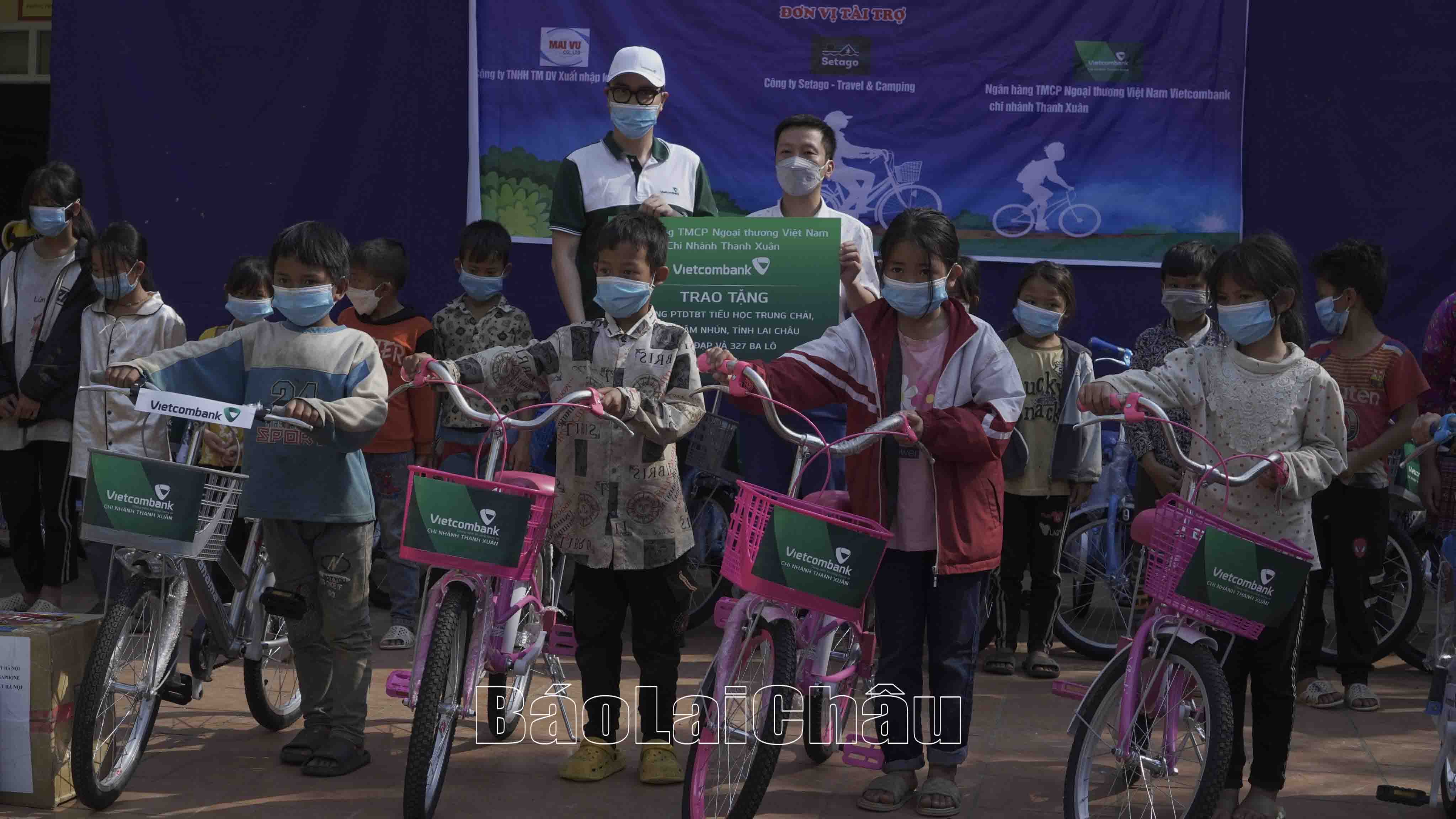 Tặng 24 xe đạp cho học sinh tại trường Tiểu học Trung Chải, xã Trung Chải.