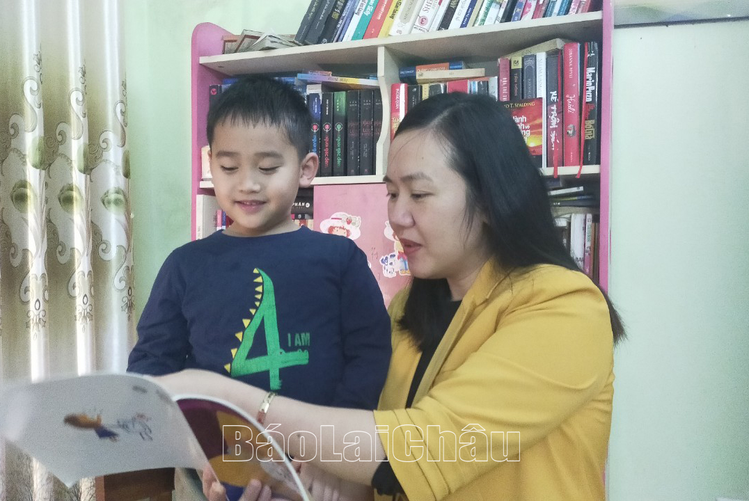 Chị Liễu cùng con đọc sách hàng ngày.