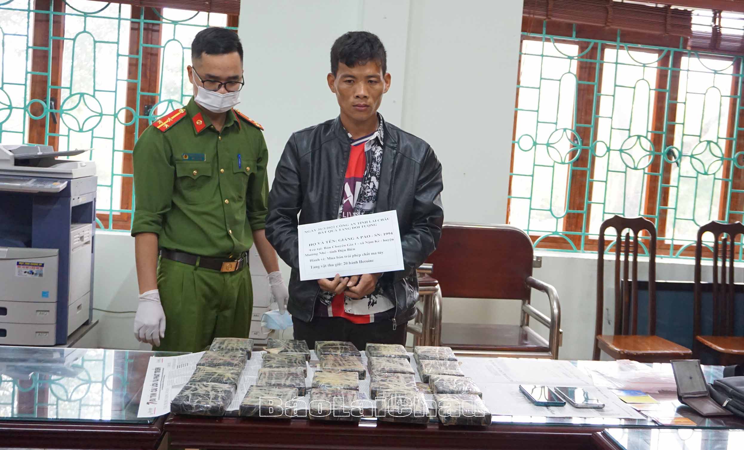 Đối tượng Giàng A Páo cùng tang vật vụ án tại Cơ quan công an tỉnh Lai Châu.