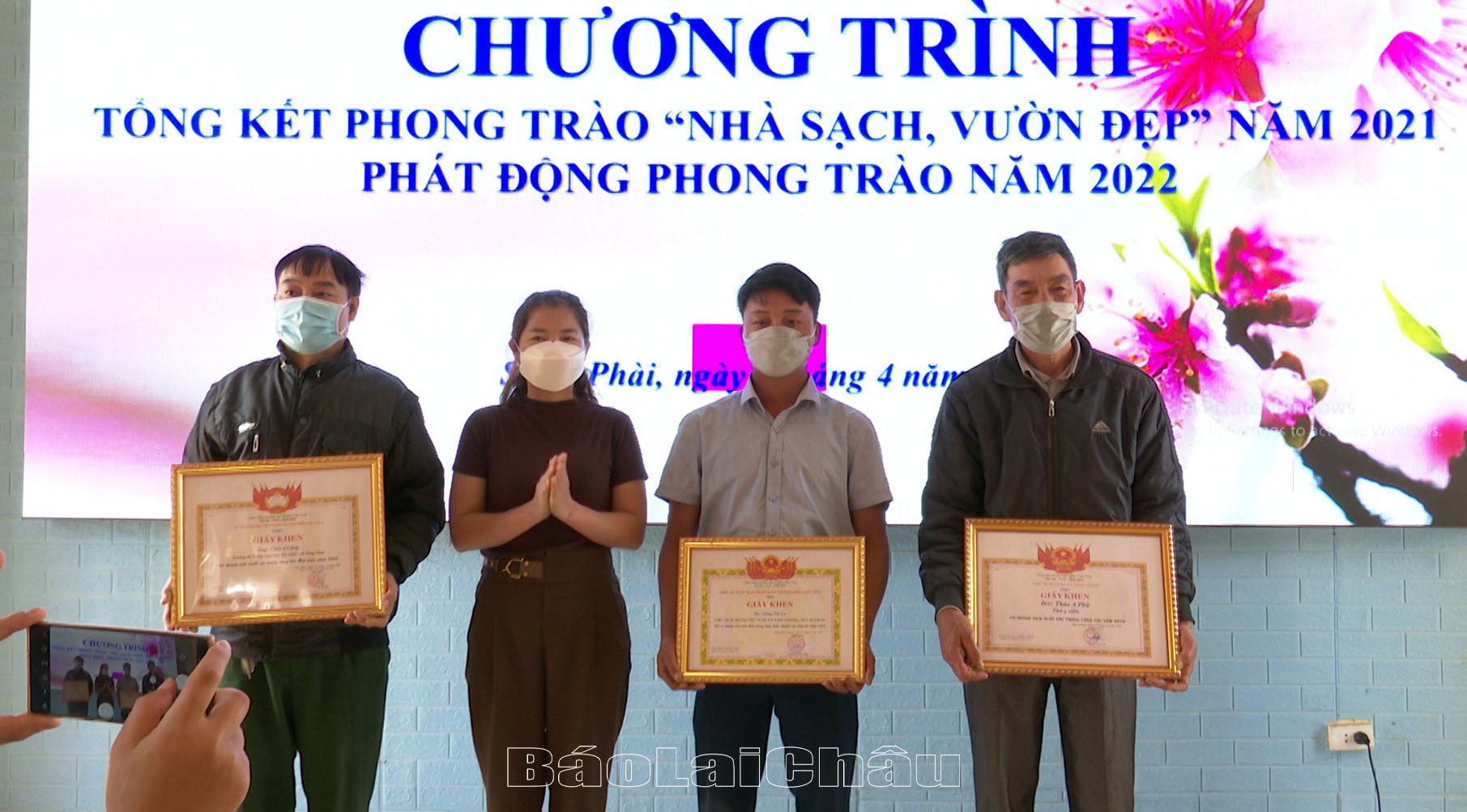 Đồng chí Sùng Thị Dẻ - Chủ tịch UBND xã Sùng Phài tặng Giấy khen cho các tập thể.