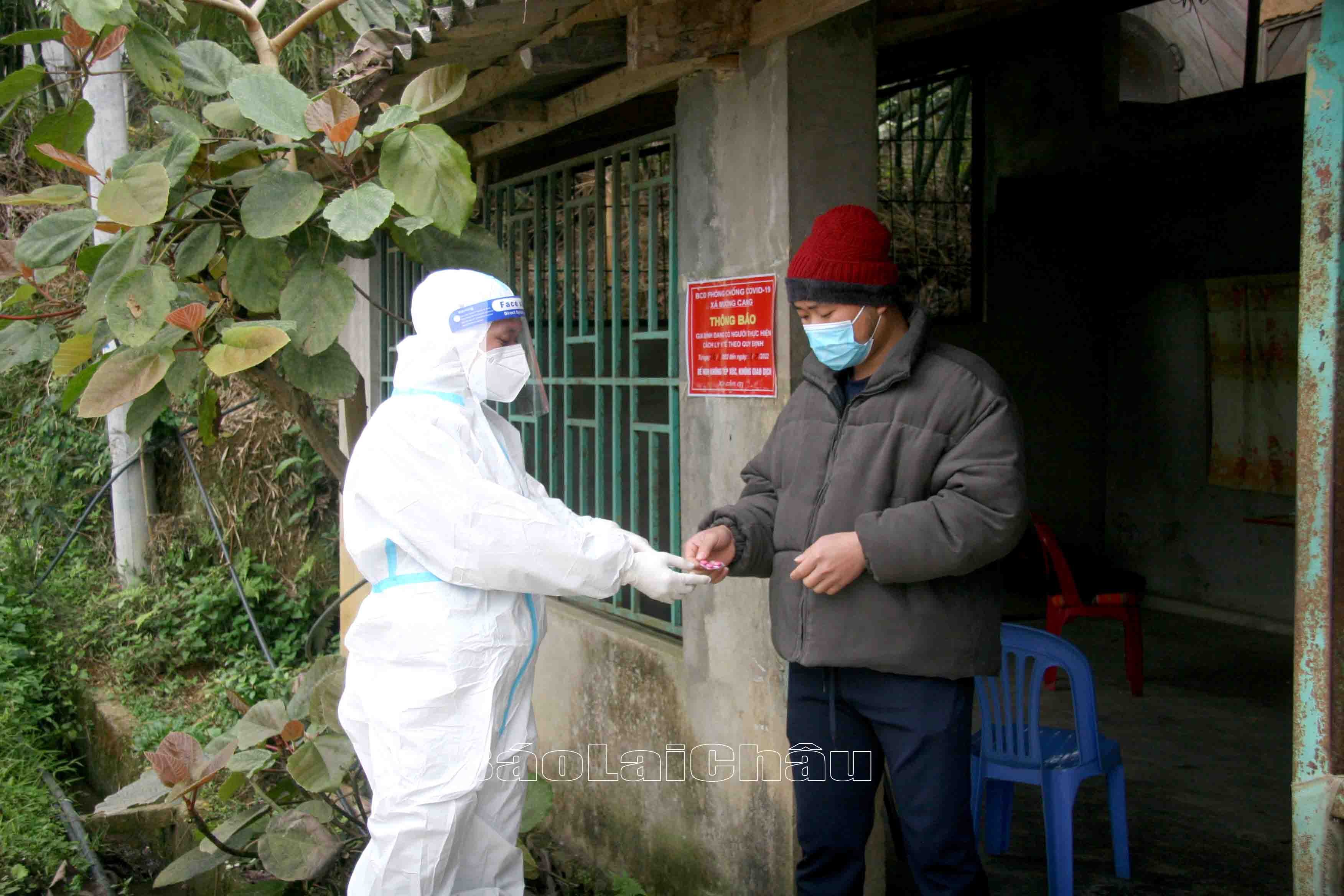 Cán bộ Trạm Y tế lưu động xã Mường Cang, huyện Than uyên phát thuốc cho người dân bị Covid-19 ở bản Pom Bó.