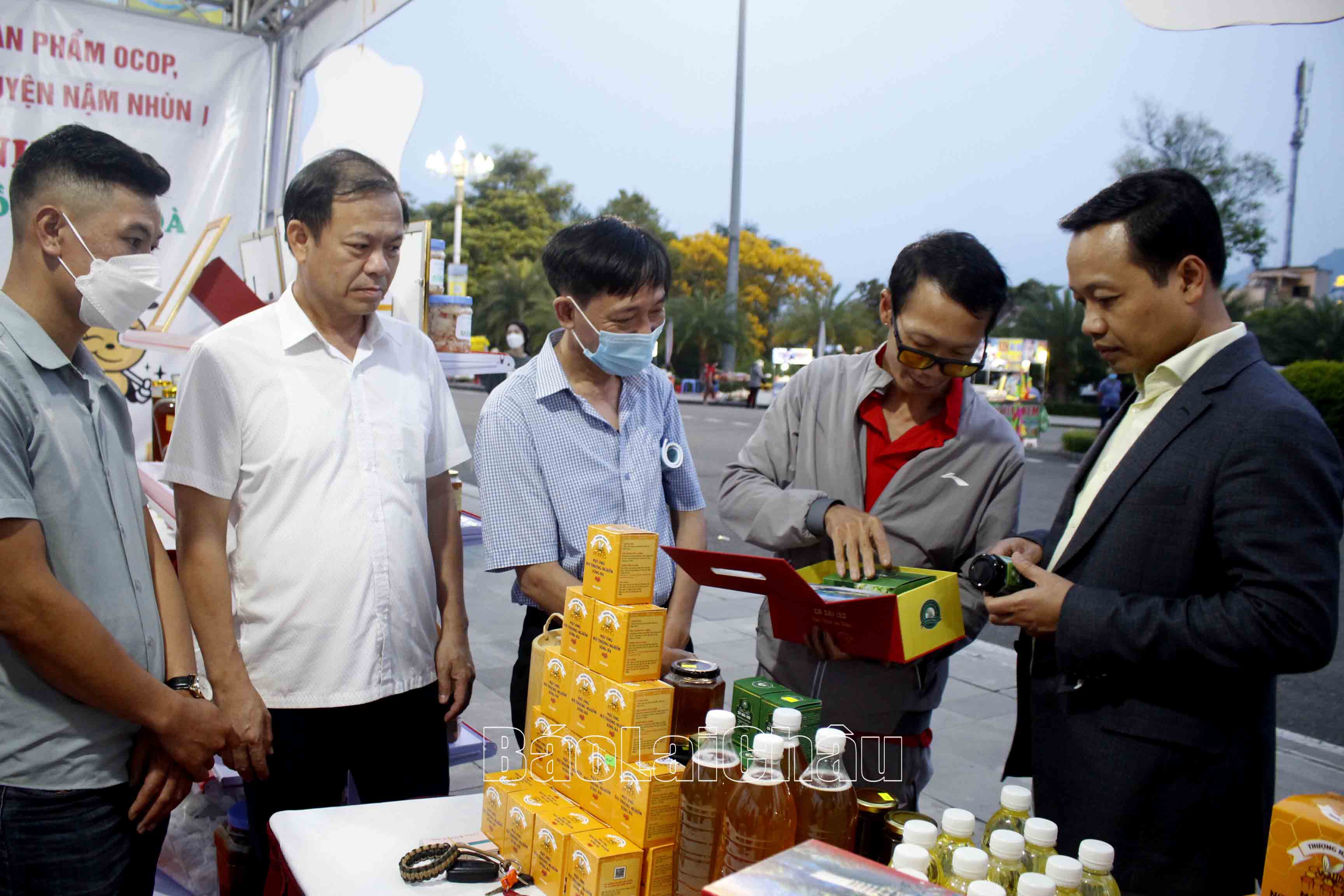 Đồng chí Trần Tiến Dũng – Chủ tịch UBND tỉnh tham quan gian hàng trưng bày, bán các sản phẩn OCOP của huyện Nậm Nhùn. 