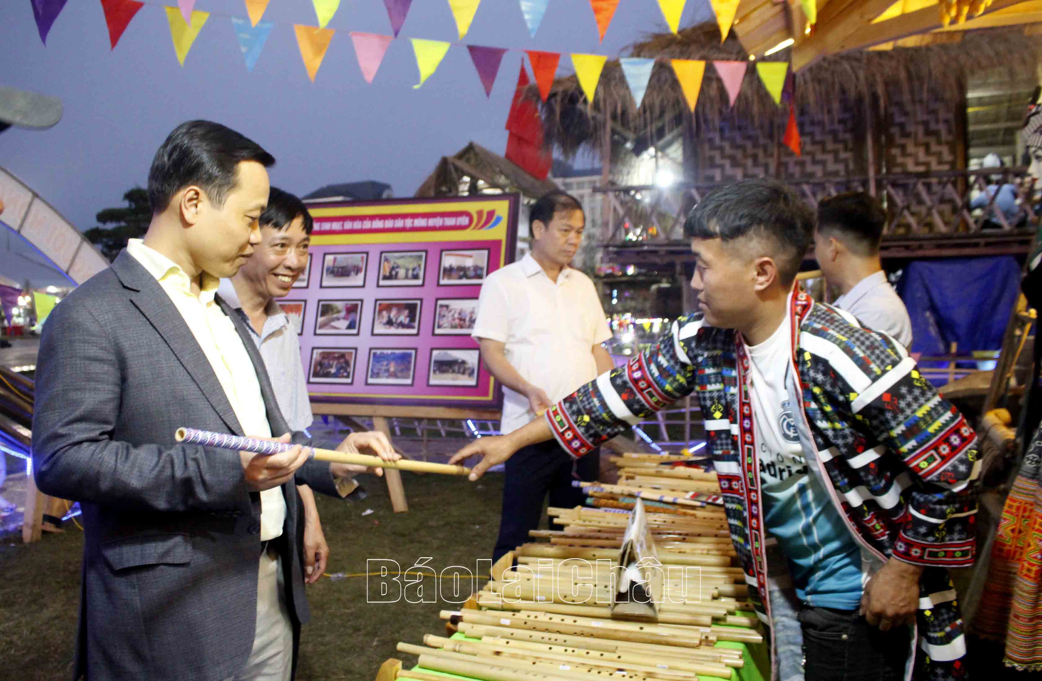 Đồng chí Trần Tiến Dũng – Chủ tịch UBND tỉnh tham quan, khích lệ tinh thần những nghệ nhân huyện Than Uyên tiếp tục gìn giữ bản sắc văn hóa dân tộc tại không gian văn hóa các dân tộc. 