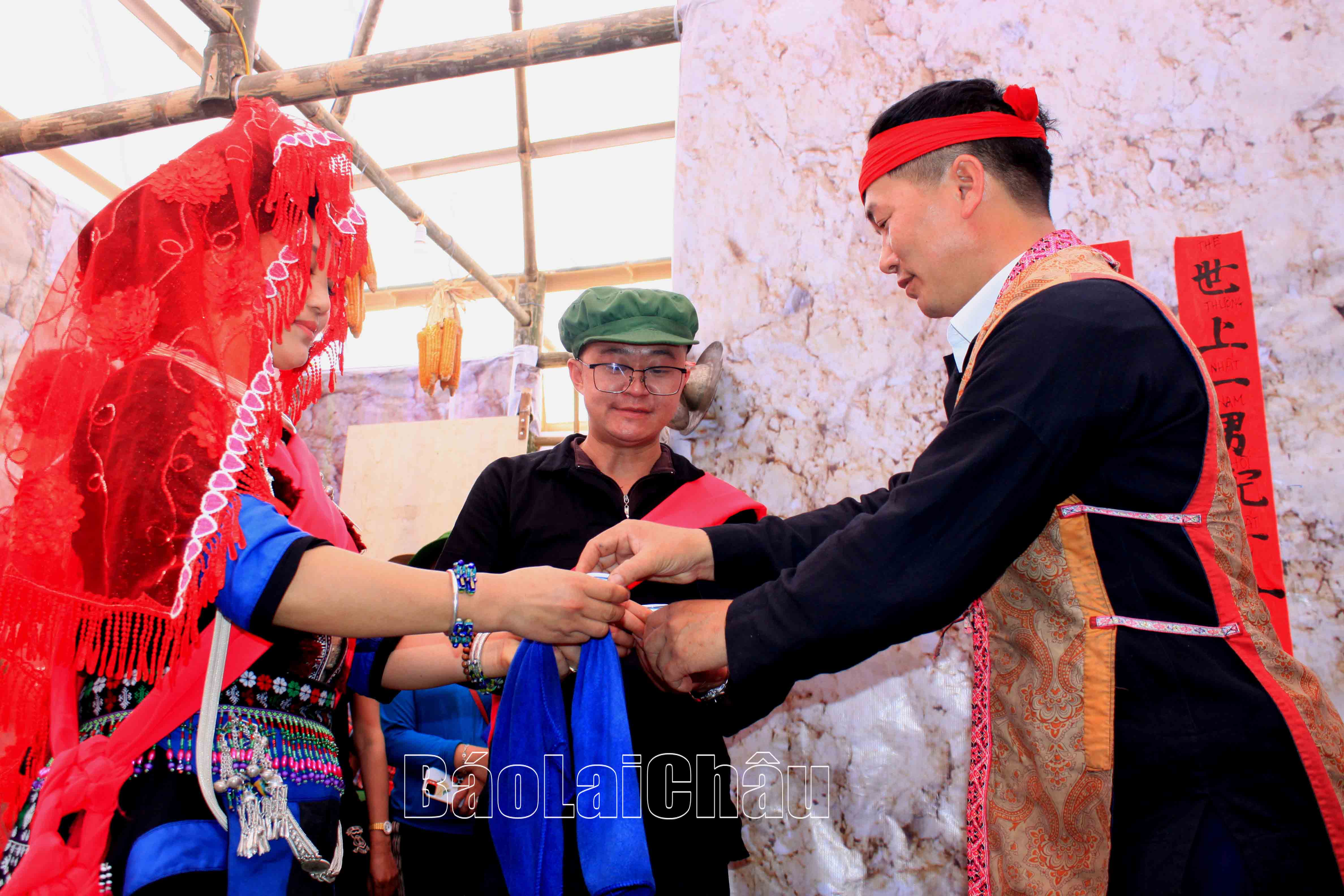 Thầy cúng làm lễ nhập khẩu cho cô dâu. 