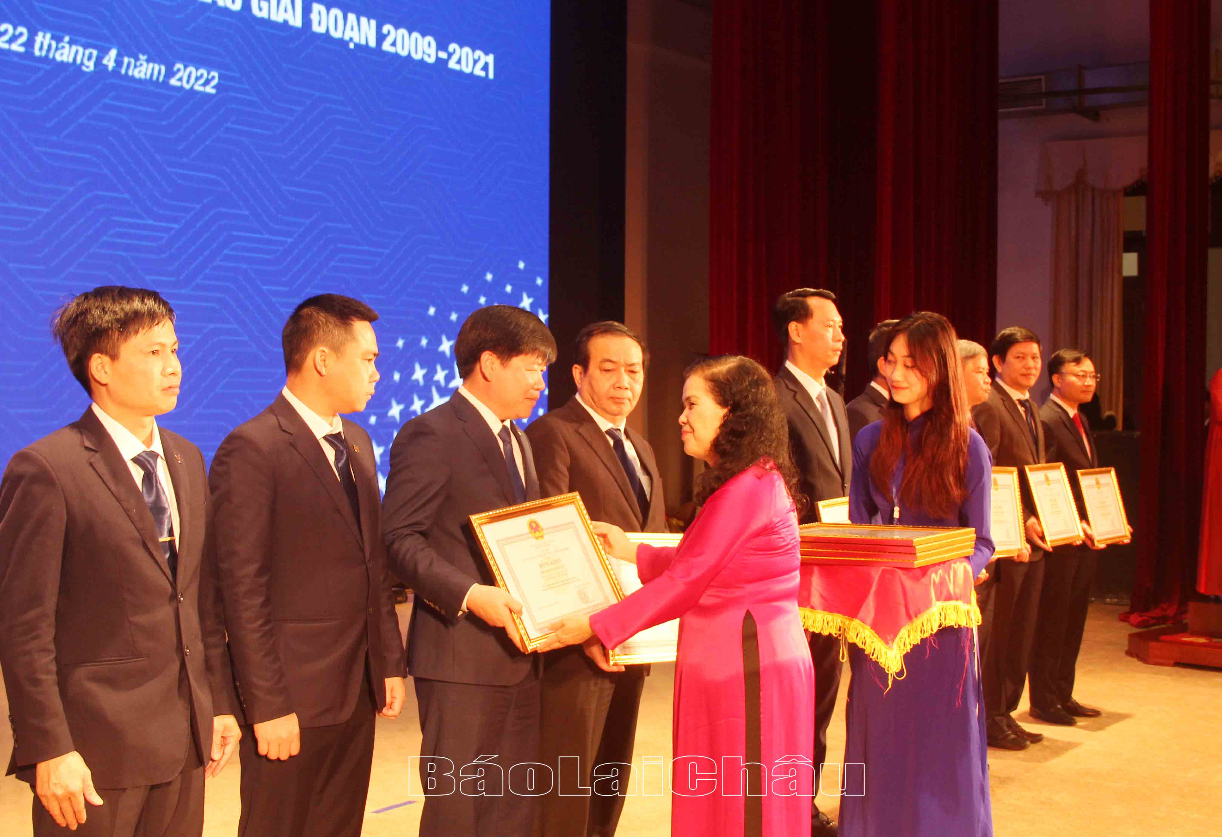 trao bằng khen