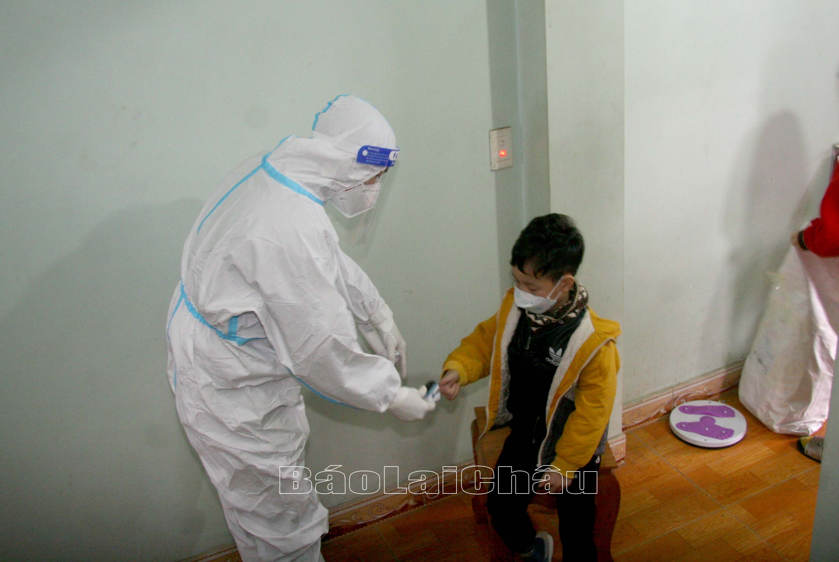Cán bộ Trạm Y tế lưu động xã Mường Cang (huyện Than Uyên) kiểm tra sức khỏe trẻ em bị mắc Covid-19.