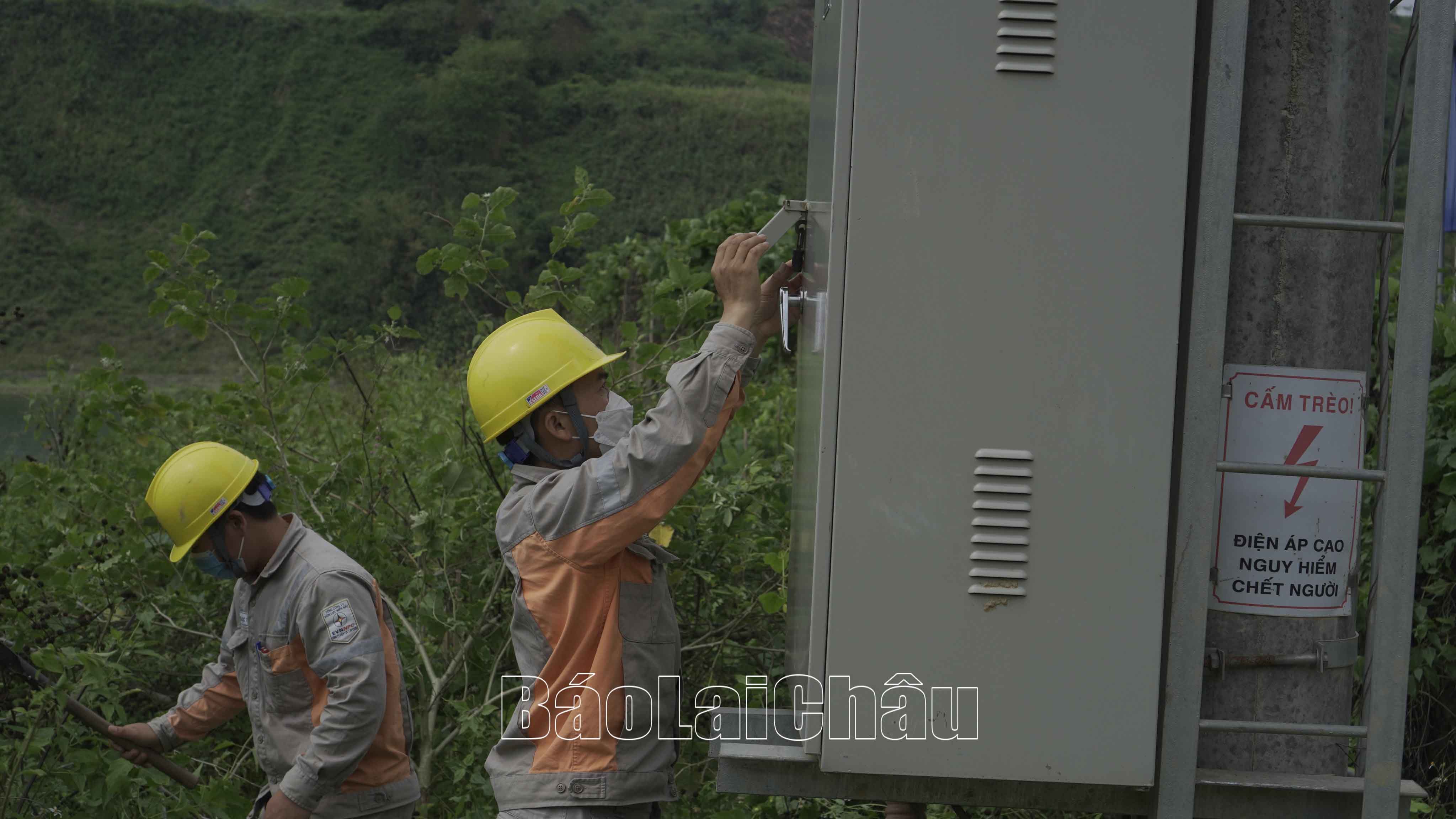 Cán bộ, công nhân Điện lực Nậm Nhùn phát dọn và kiểm tra đảm bảo an toàn tại trạm biến áp thị trấn Nậm Nhùn.