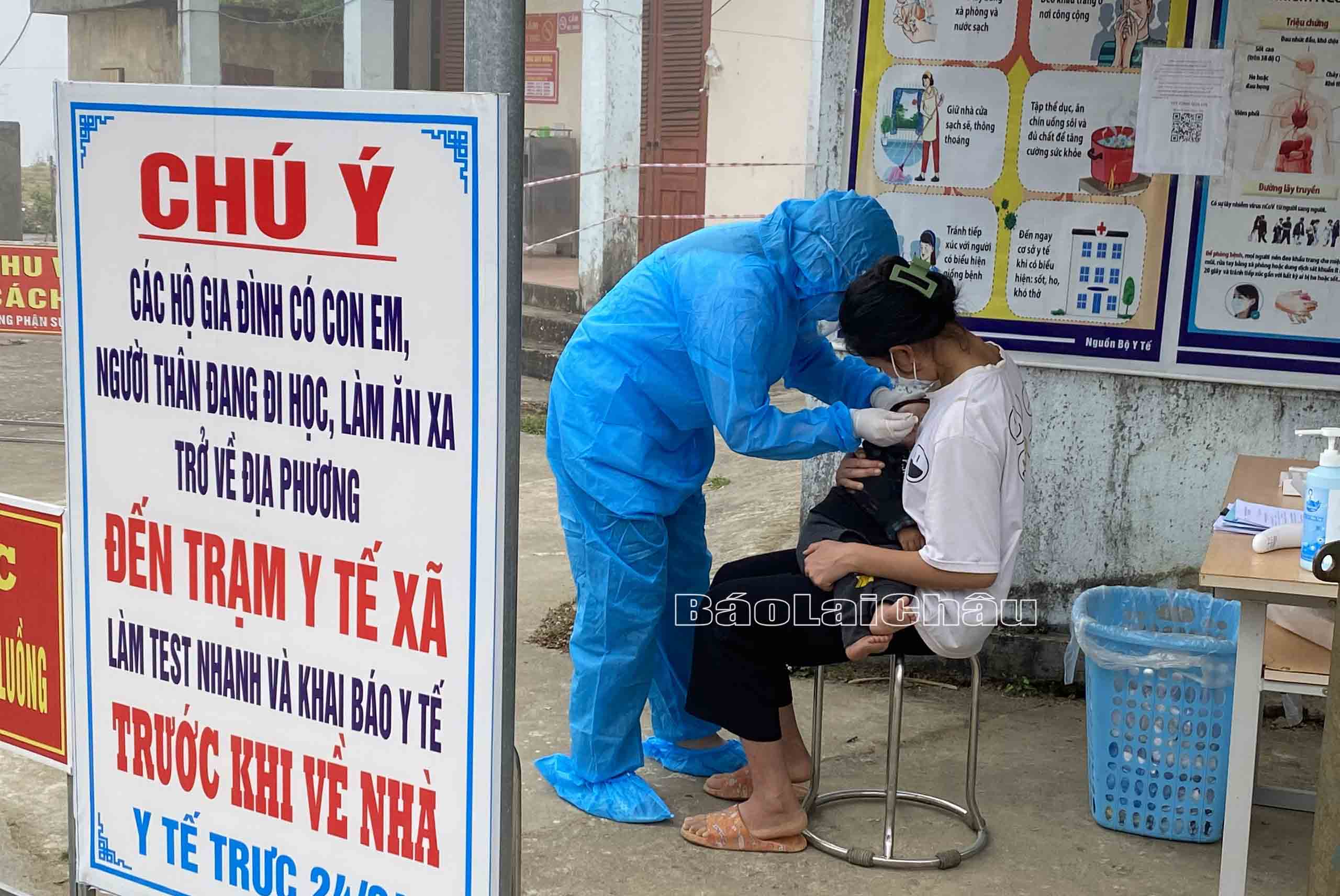 Cán bộ Trạm y tế xã Tung Qua Lìn, huyện Phong Thổ lấy mẫu test nhanh Covid-19 cho công dân.