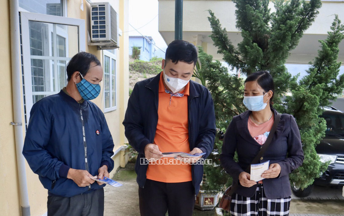 Cán bộ Bảo hiểm Xã hội huyện Nậm Nùn tuyên truyền các chính sách, quyền lợ khi tham gia các loại hình bảo hiểm cho người dân.