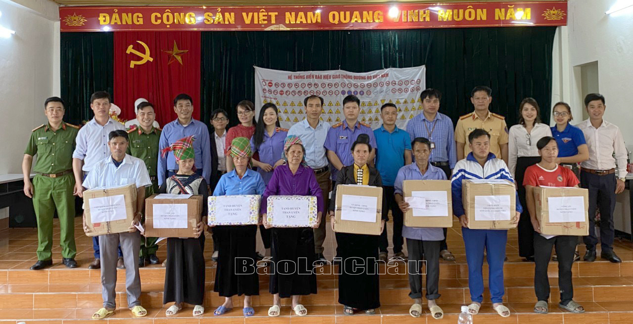 Đại diện Văn phòng HĐND-UBND huyện, Công an, Tòa án Nhân dân, Viện Kiểm sát Nhân dân huyện Than Uyên trao quà cho người dân xã Tà Hừa.