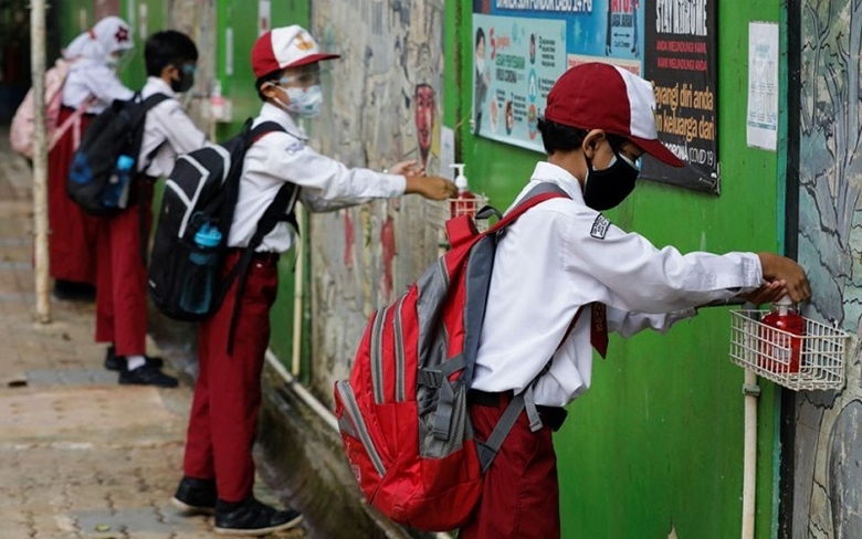 Học sinh tiểu học sát khuẩn tay sau khi tan học ở Jakarta, Indonesia. (Ảnh minh họa: Reuters) 
