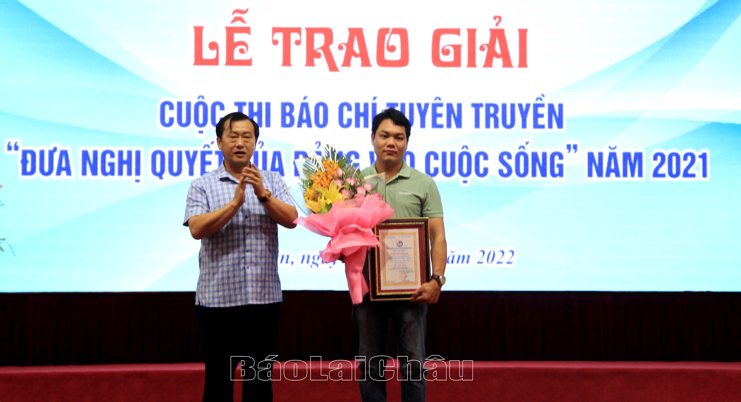 Đồng chí Vừ A Bằng - Phó Chủ tịch UBND tỉnh Điện Biên trao giải nhất cho tác giả đạt giải.