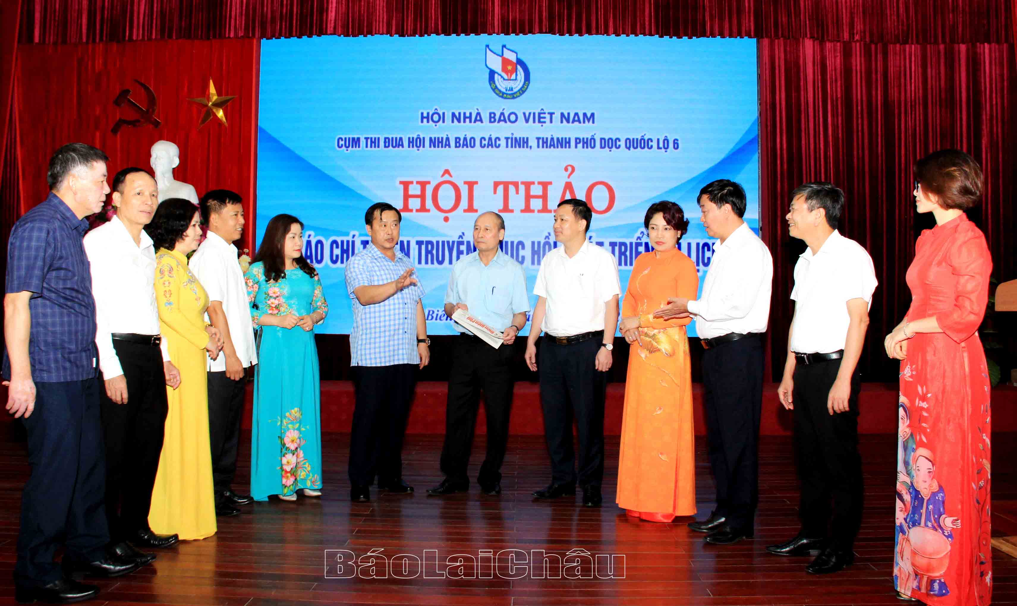 Lãnh đạo UBND tỉnh Điện Biên trao đổi với lãnh đạo các báo dọc Quốc lộ 6.