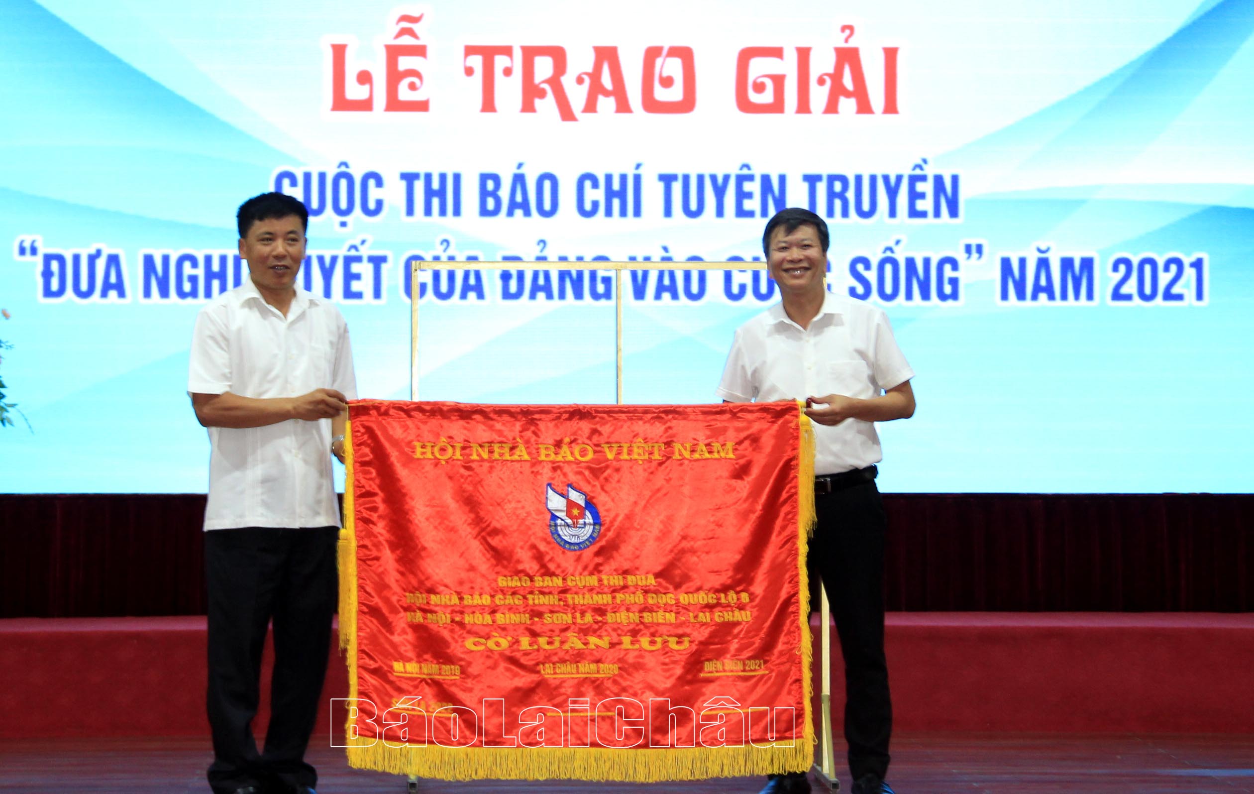 Lãnh đạo Hội Nhà báo tỉnh Điện Biên trao Cờ Cụm trưởng Cụm thi đua cho Hội Nhà báo tỉnh Sơn La.