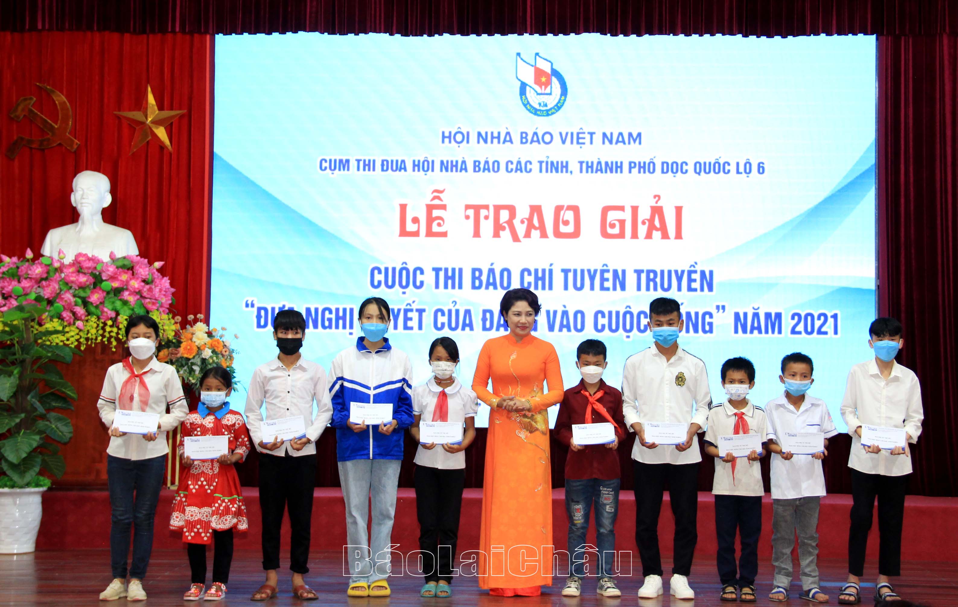 Lãnh đạo Báo Phụ nữ Thủ đô trao học bổng cho các em học sinh nghèo.