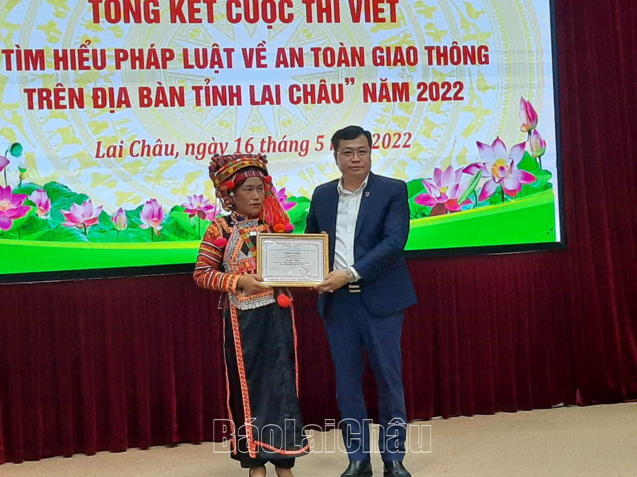 Đồng chí Lê Thanh Hải-Giám đốc Sở Tư pháp trao giải nhất cá nhân cho bà Chang Thị De, xã Thu Lũm, Huyện Mường Tè.