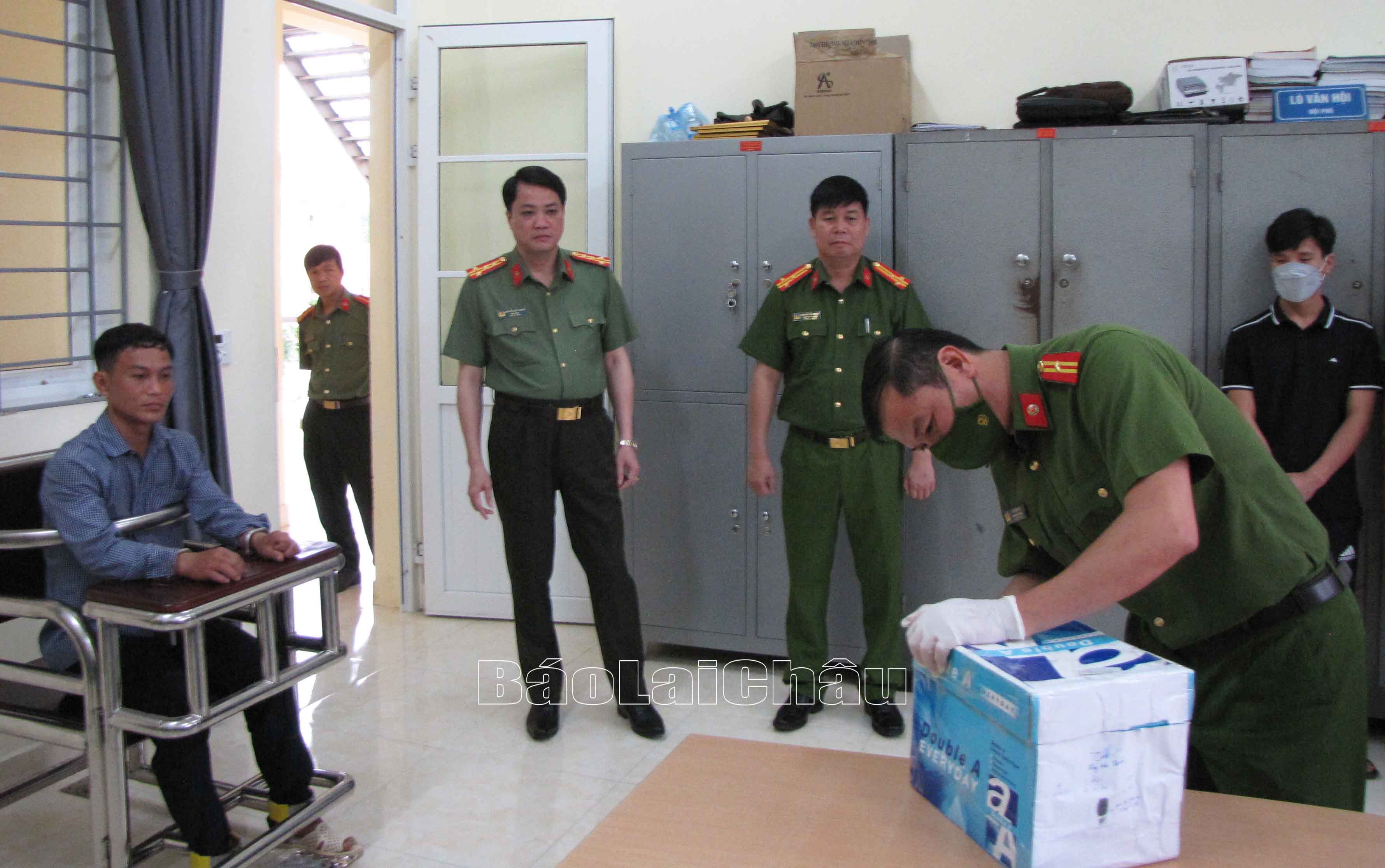 Đại tá Nguyễn Viết Giang - Ủy viên Ban Thường vụ, Giám đốc Công an tỉnh chứng kiến việc cân định số ma túy thu được trong chuyên án 0522M.