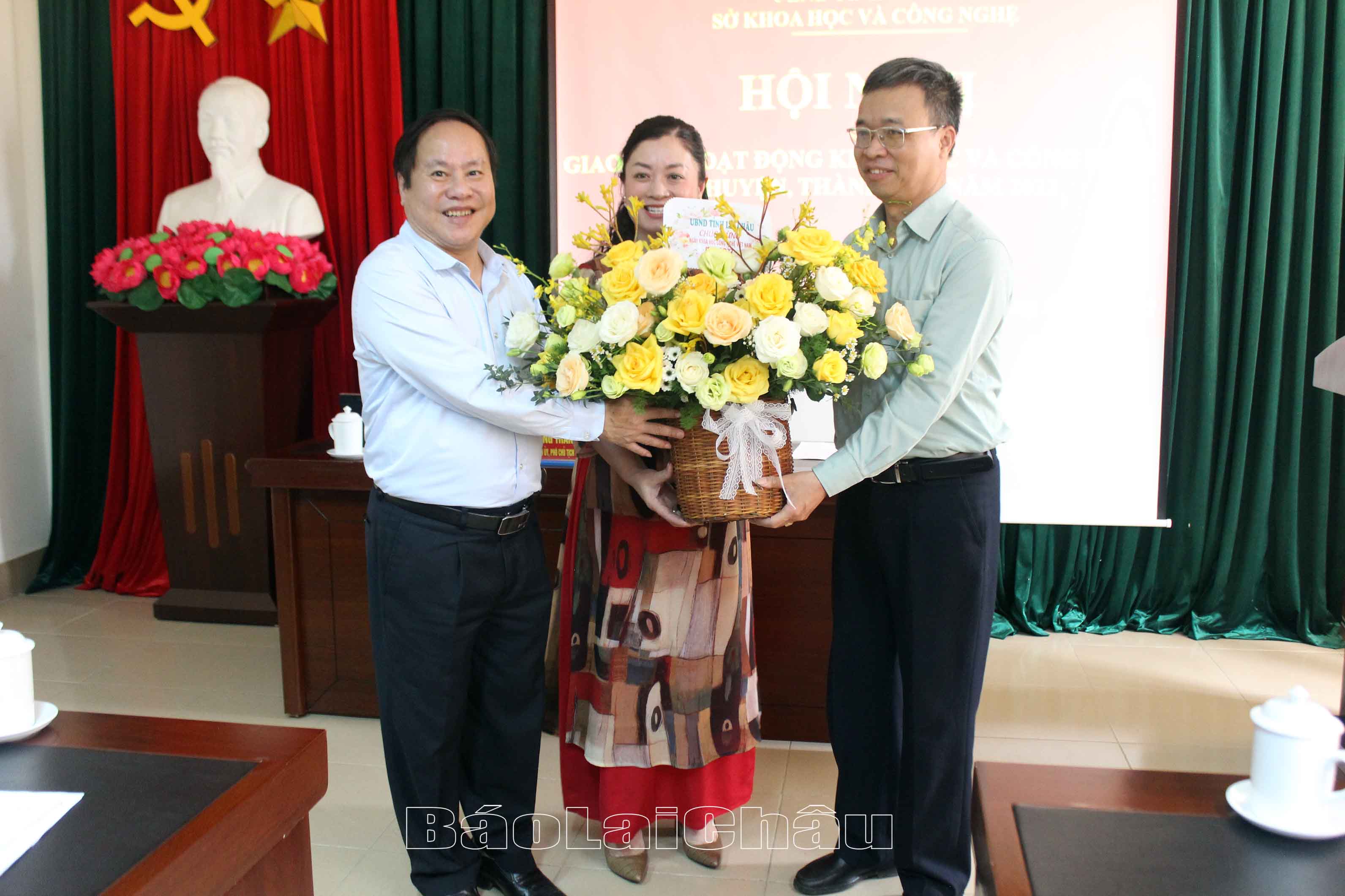 Đồng chí Tống Thanh Hải - Ủy viên Ban Thường vụ Tỉnh ủy, Phó Chủ tịch thường trực UBND tỉnh tặng hoa chúc mừng Sở KH&CN nhân Ngày KH&CN Việt Nam 18/5/2022.