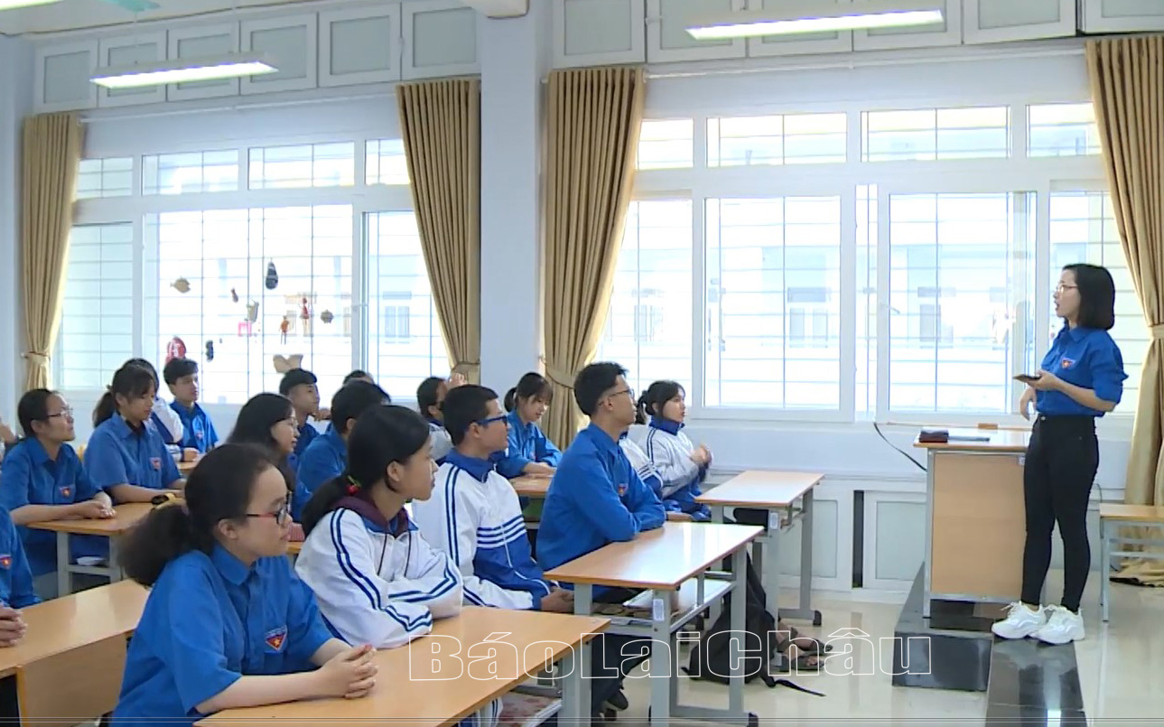 Đoàn Thanh niên Trường THPT Chuyên Lê Quý Đôn thường xuyên tổ chức tuyên truyền, hướng dẫn đoàn viên, thanh niên sử dụng điện thoại cũng như mạng xã hội đúng cách.