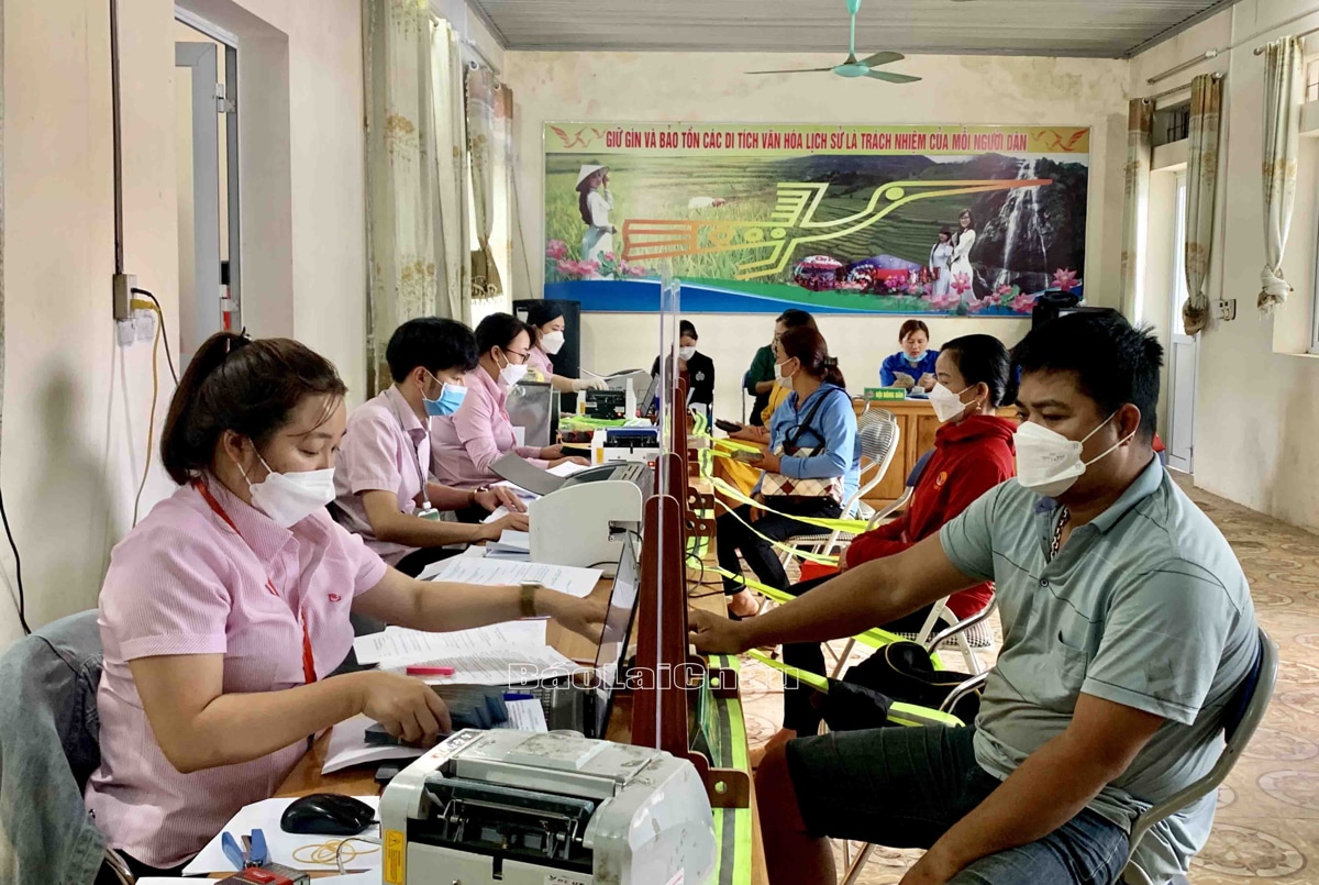 Người dân thị trấn Tam Đường làm thủ tục vay vốn theo Nghị quyết 11/NQ-CP  tại Phòng Giao dịch Ngân hàng Chính sách xã hội Chi nhánh huyện.
