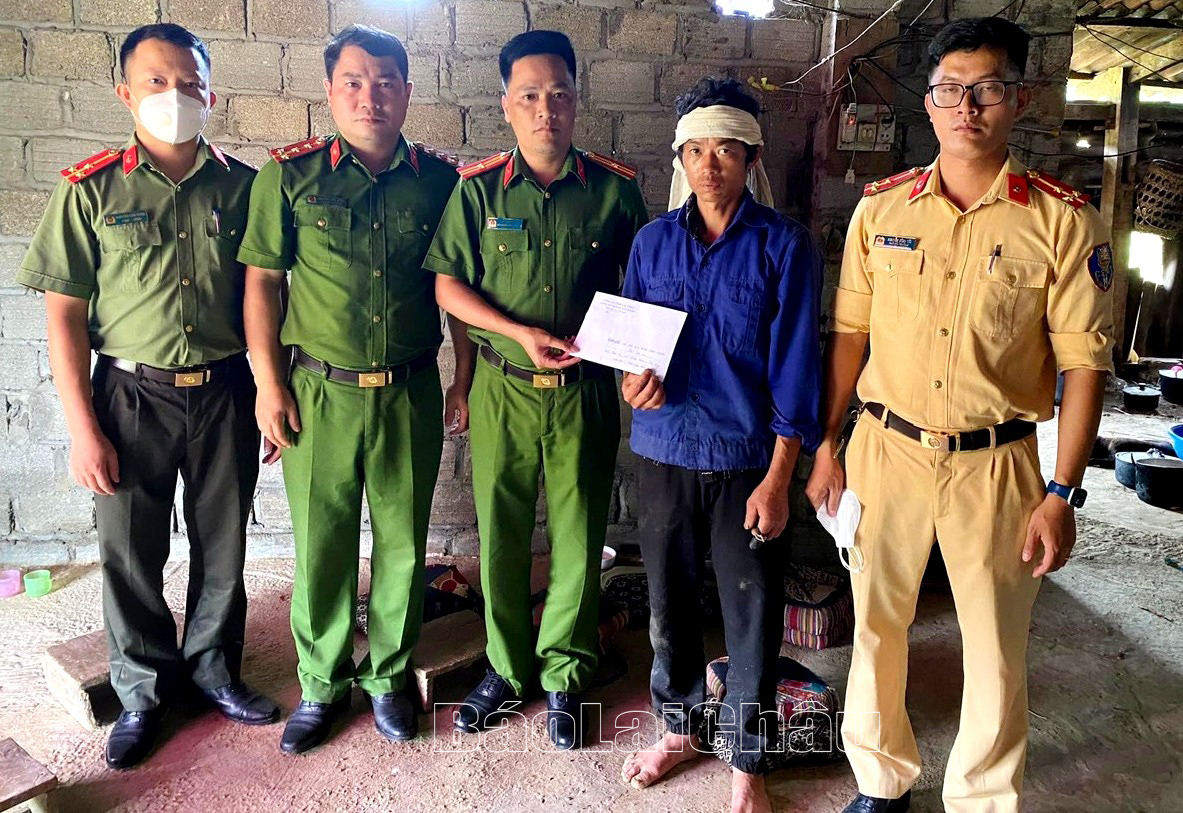Lực lượng công an huyện, xã Mường Khoa thăm hỏi, động viên, tặng quà bố con anh Lò Văn Giót.