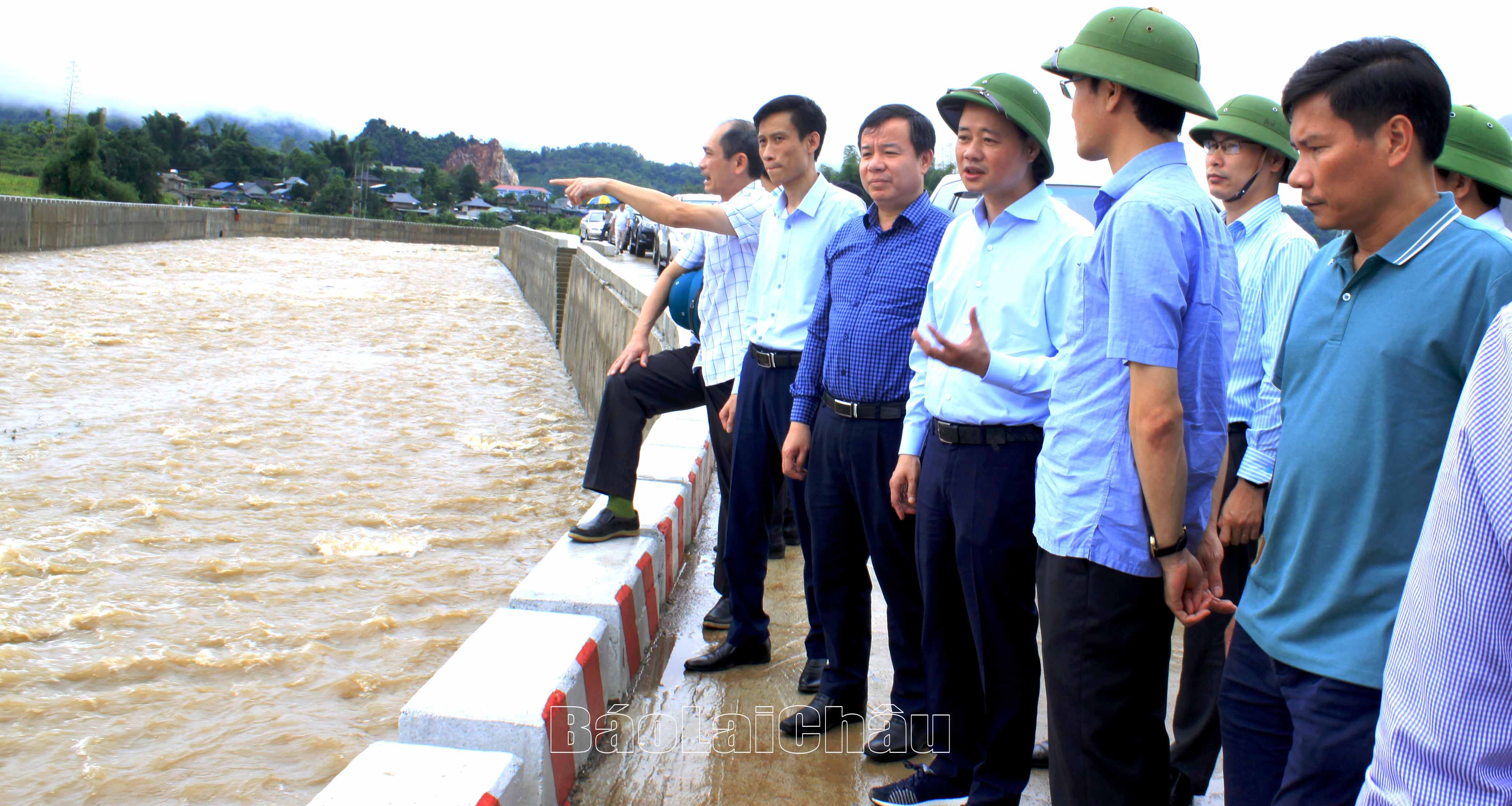 Đoàn công tác đi kiểm tra tuyến kè bảo vệ bờ suối Hua Chăng (thị trấn Tân Uyên).