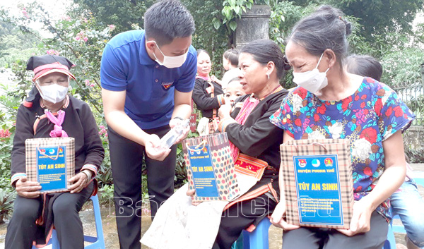 Đoàn viên thanh niên huyện Phong Thổ tặng quà cho người dân xã Hoang Thèn.