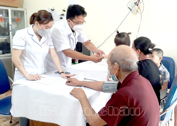 Đoàn viên Đoàn Trung tâm y tế huyện Phong Thổ khám bệnh miễn phí cho Nhân dân bị hậu Covid-19.