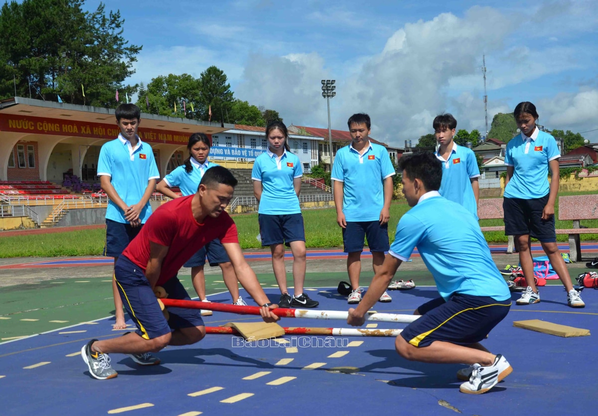 Trung tâm Huấn luyện Năng khiếu thể thao tỉnh hướng dẫn tập luyện môn đẩy gậy cho các vận động viên. 